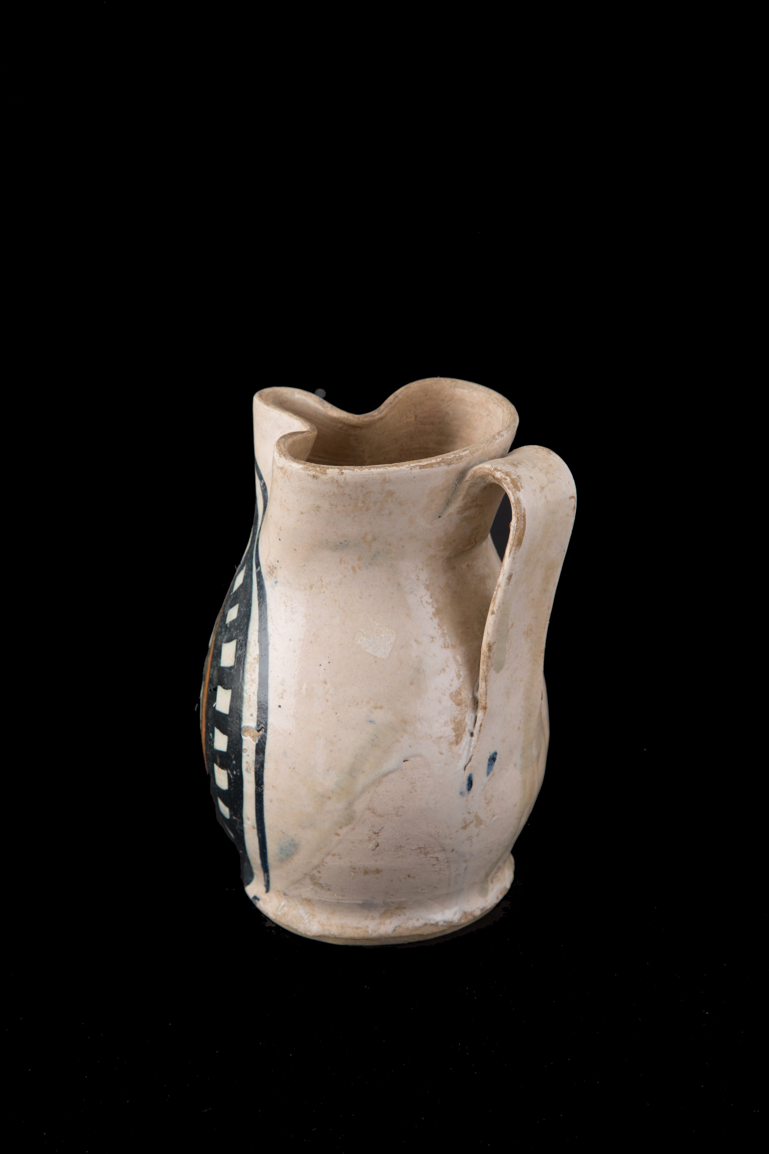 Brocca in maiolica con fiore