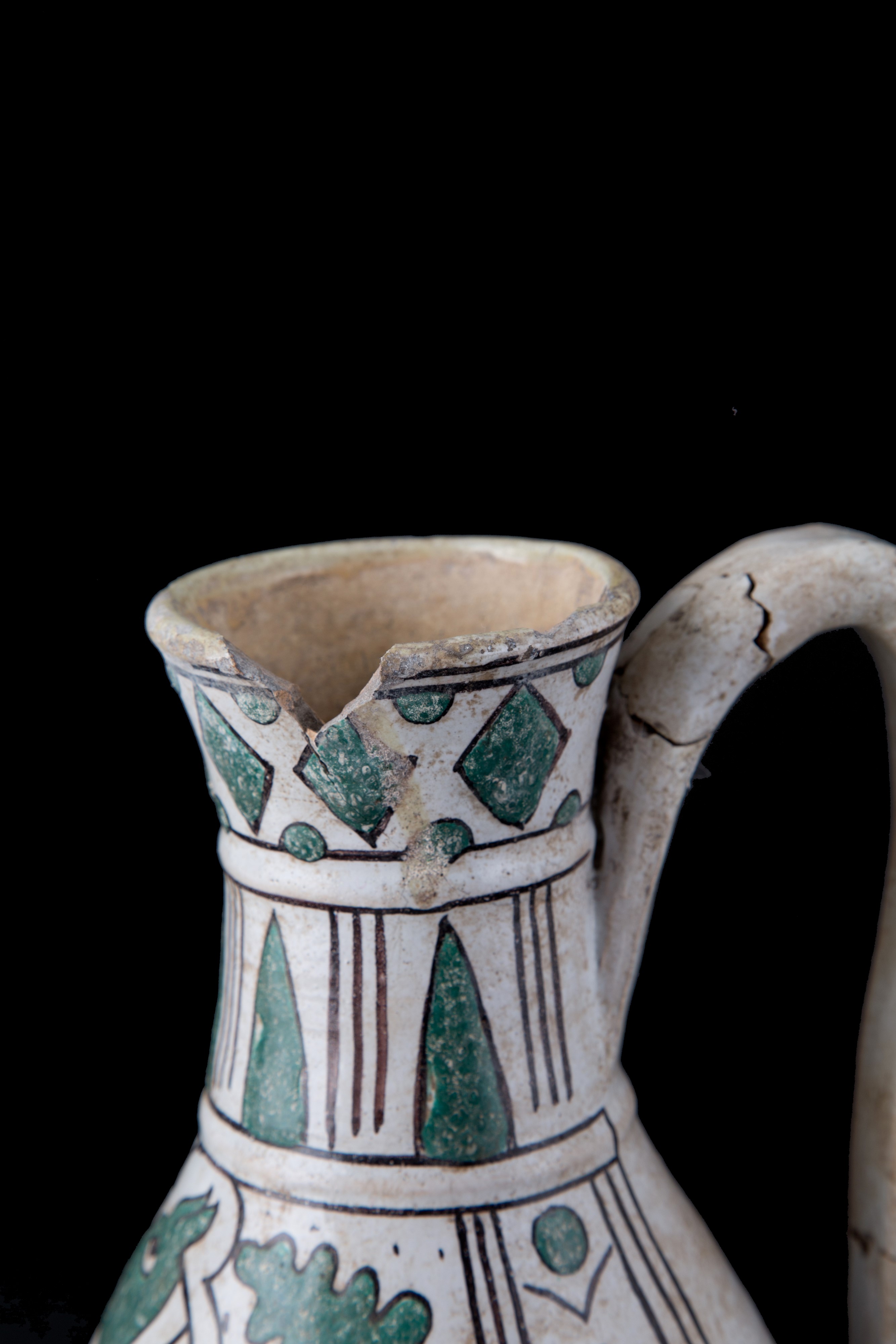 Brocca in Maiolica con Animale Fantastico