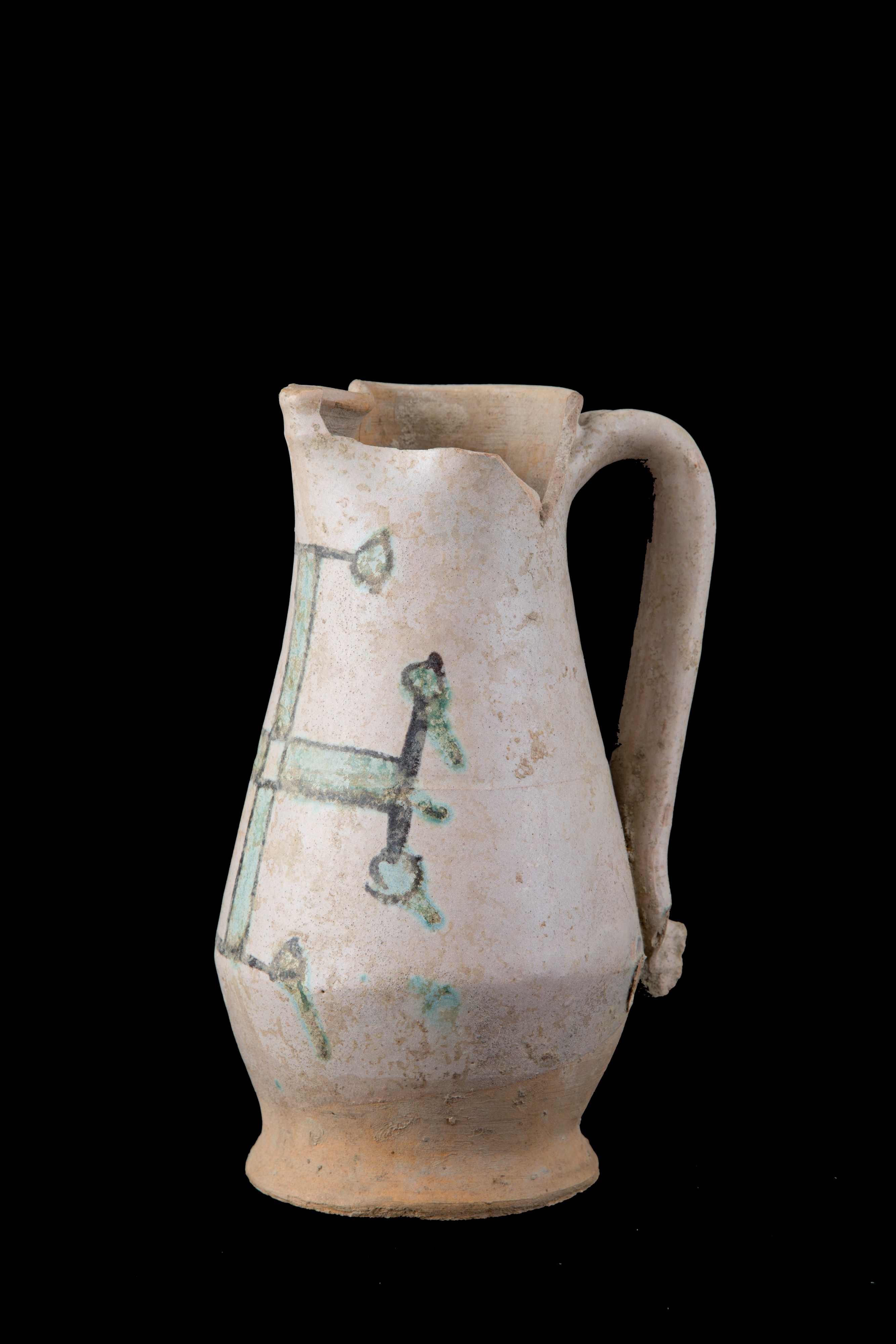 Brocca in maiolica con croce