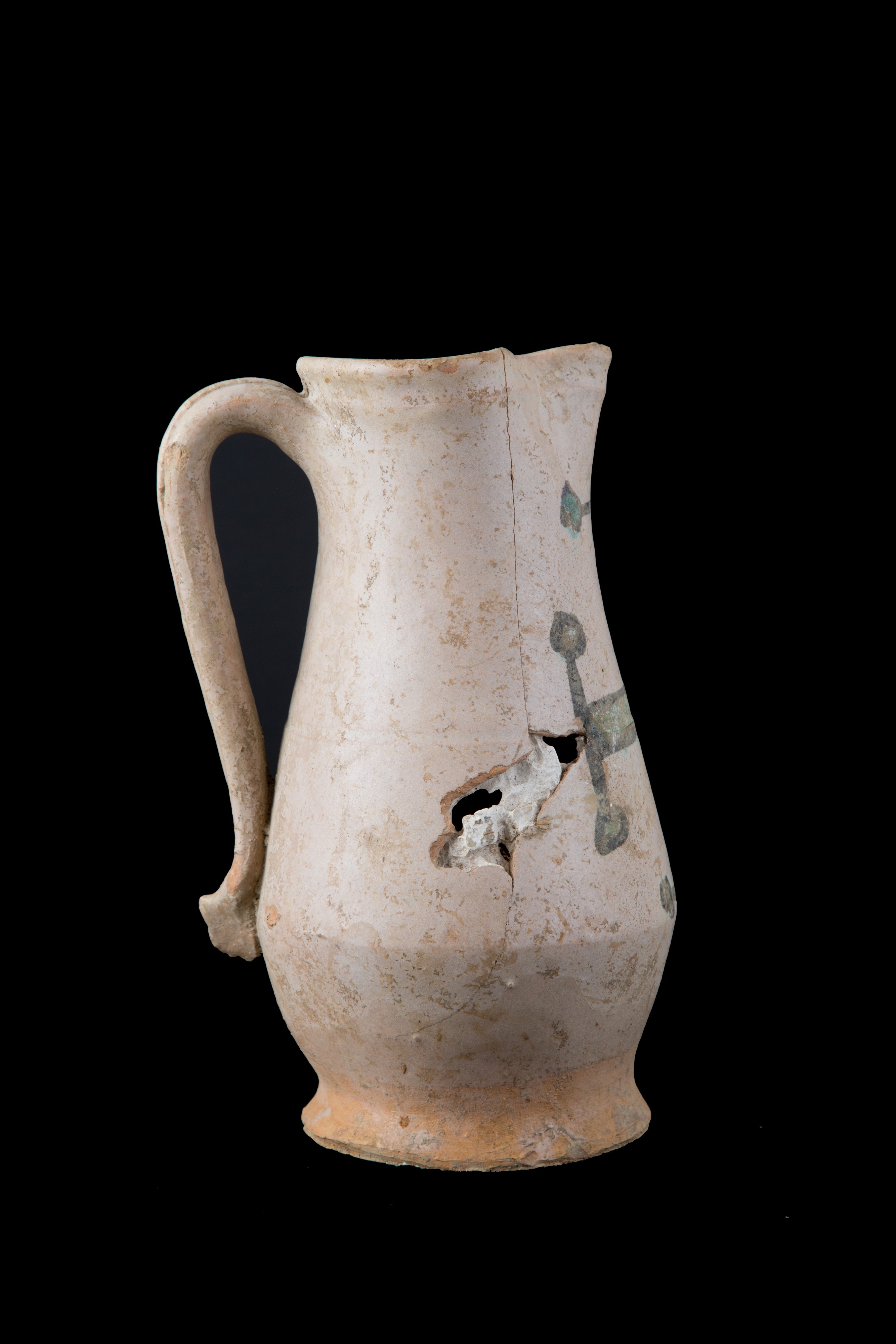 Brocca in maiolica con croce