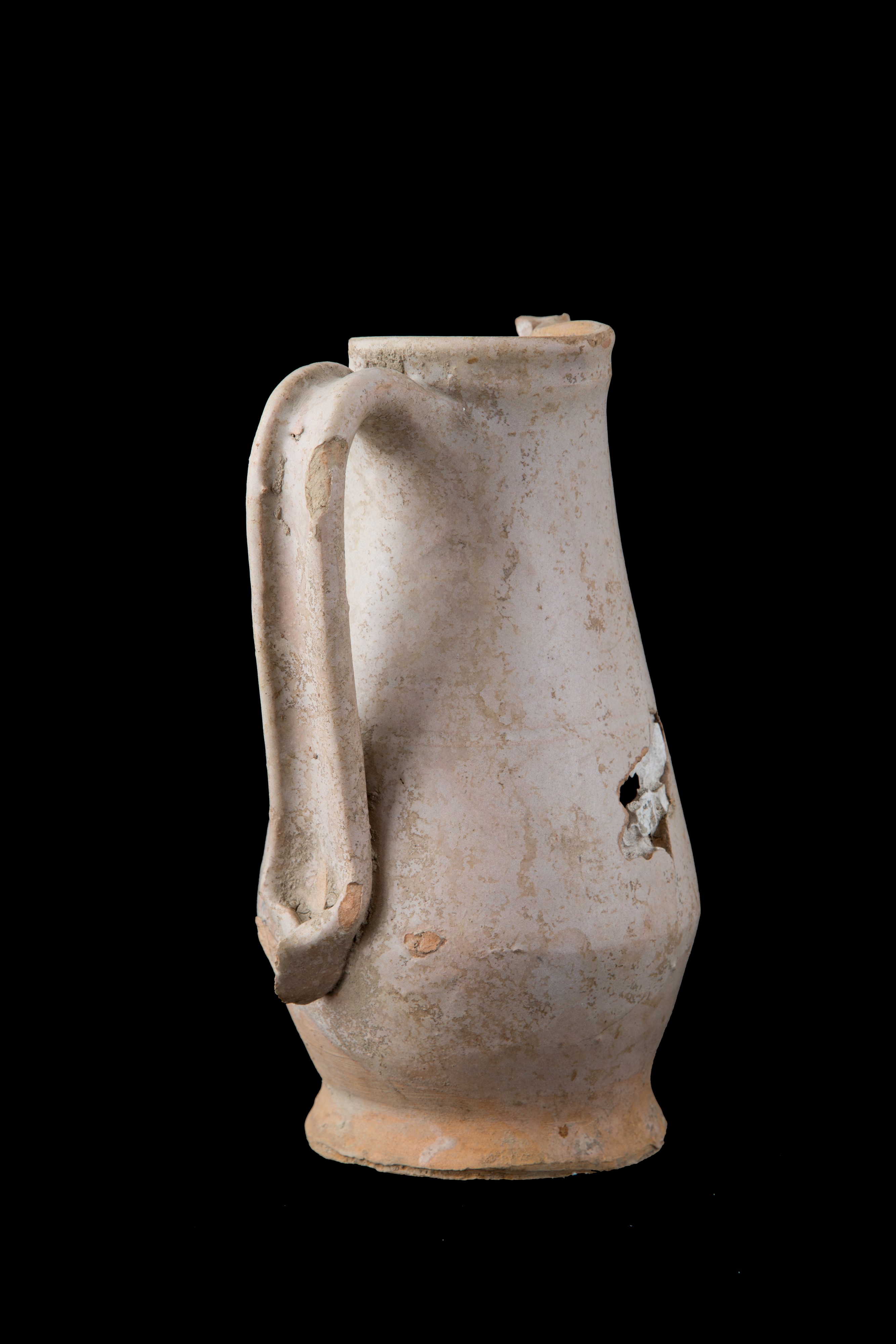 Brocca in maiolica con croce