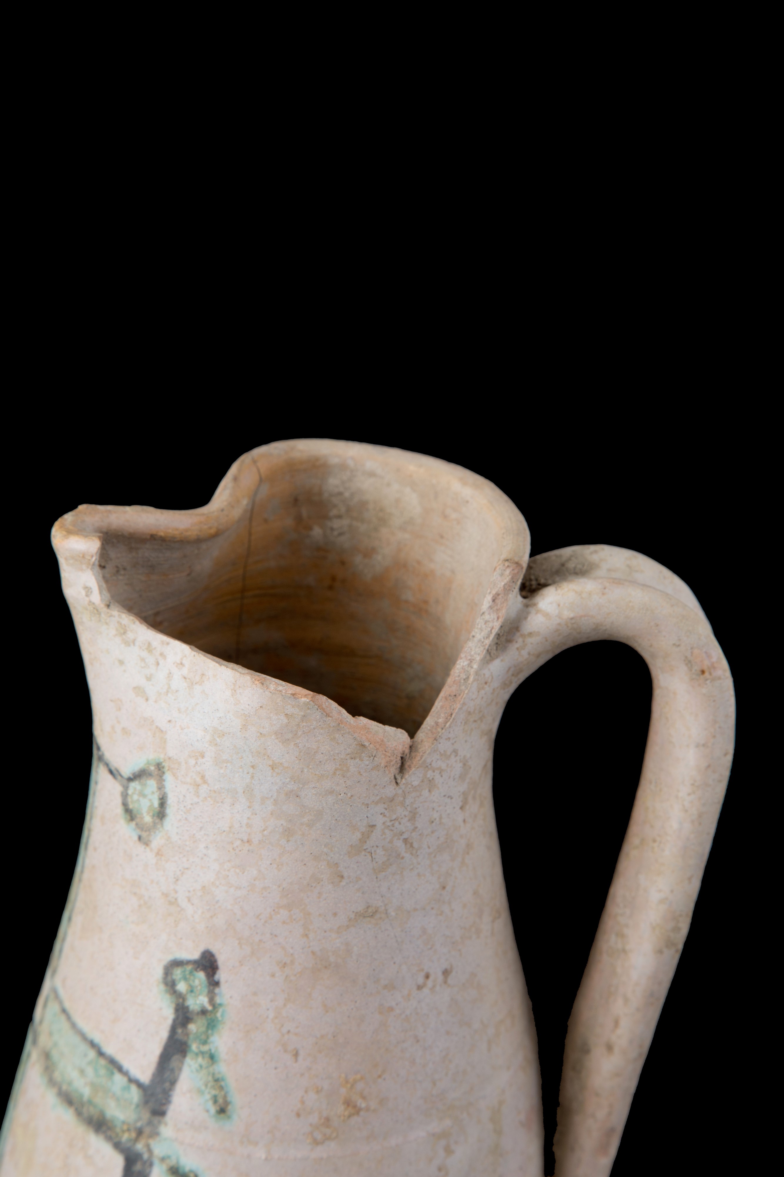 Brocca in maiolica con croce