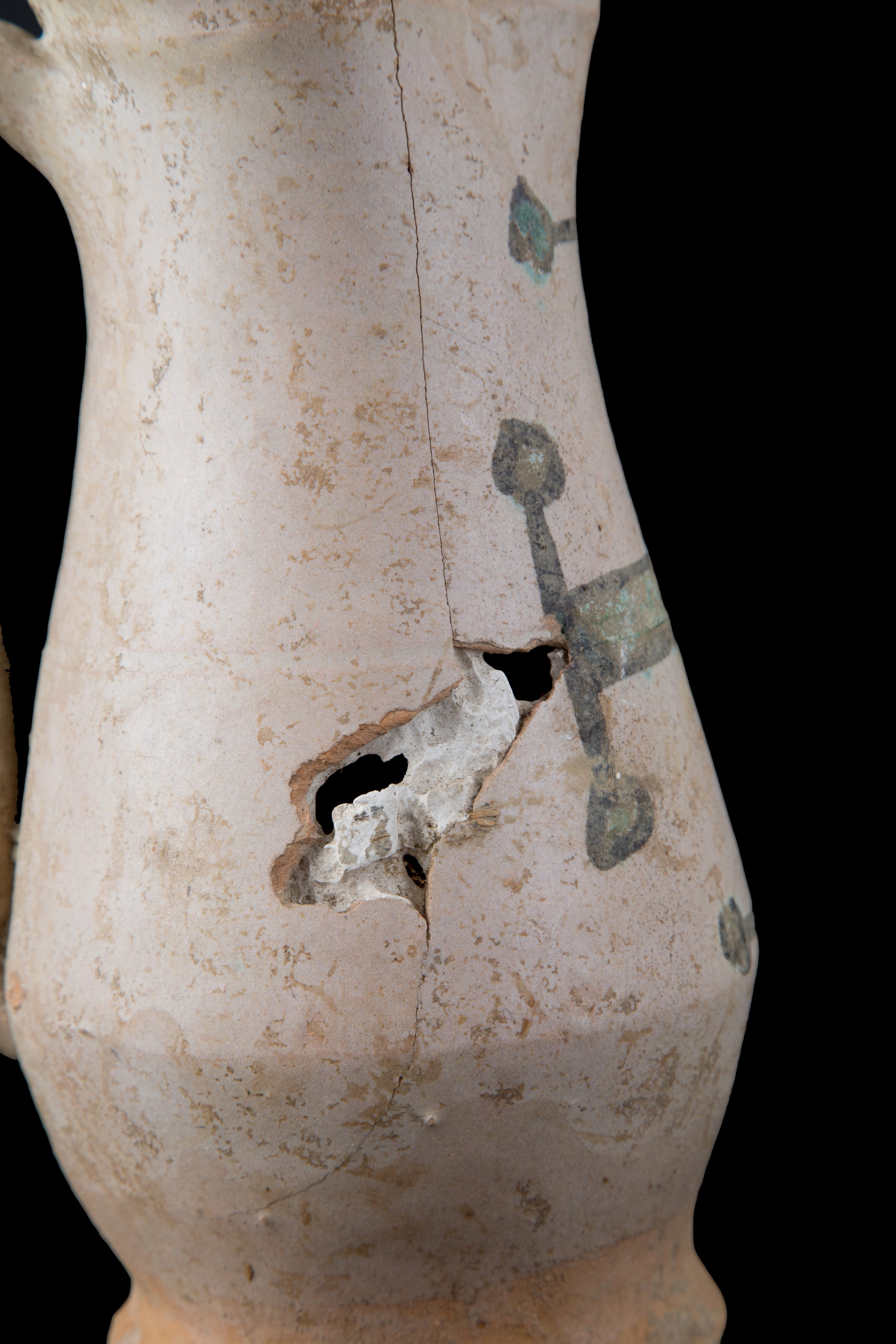 Brocca in maiolica con croce
