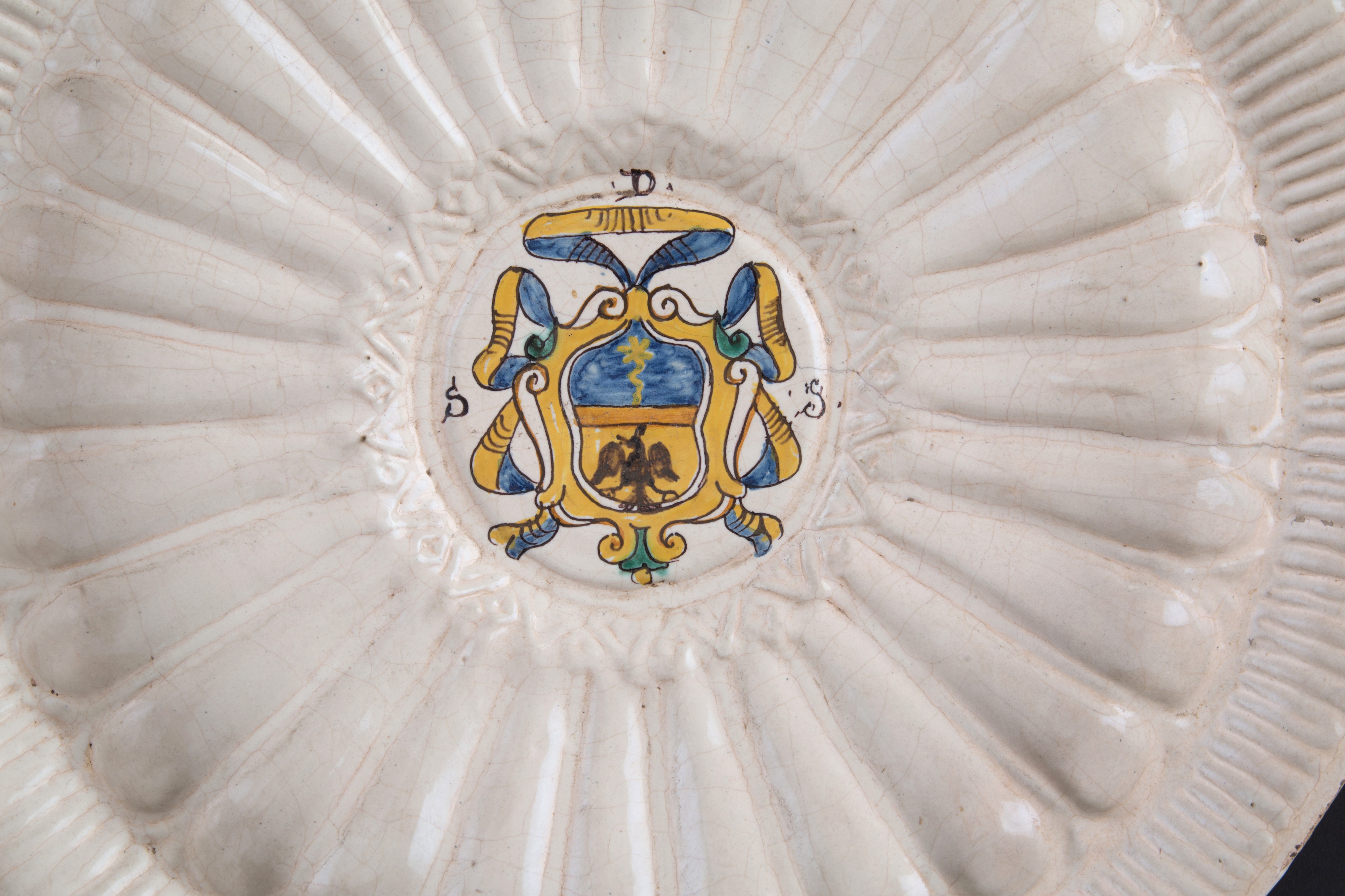 Piatto compendiario in maiolica