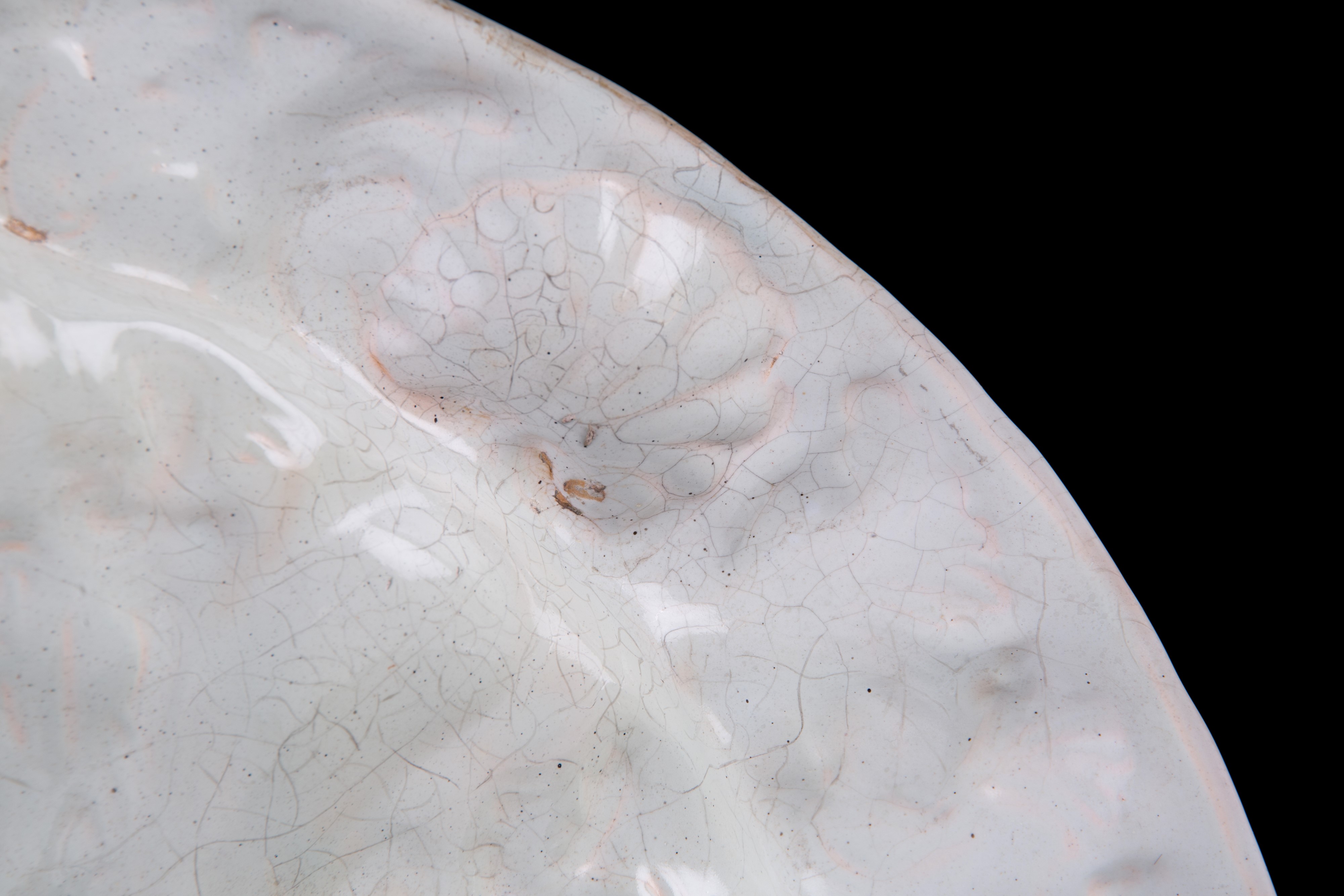 Piatto compendiario in maiolica bianca