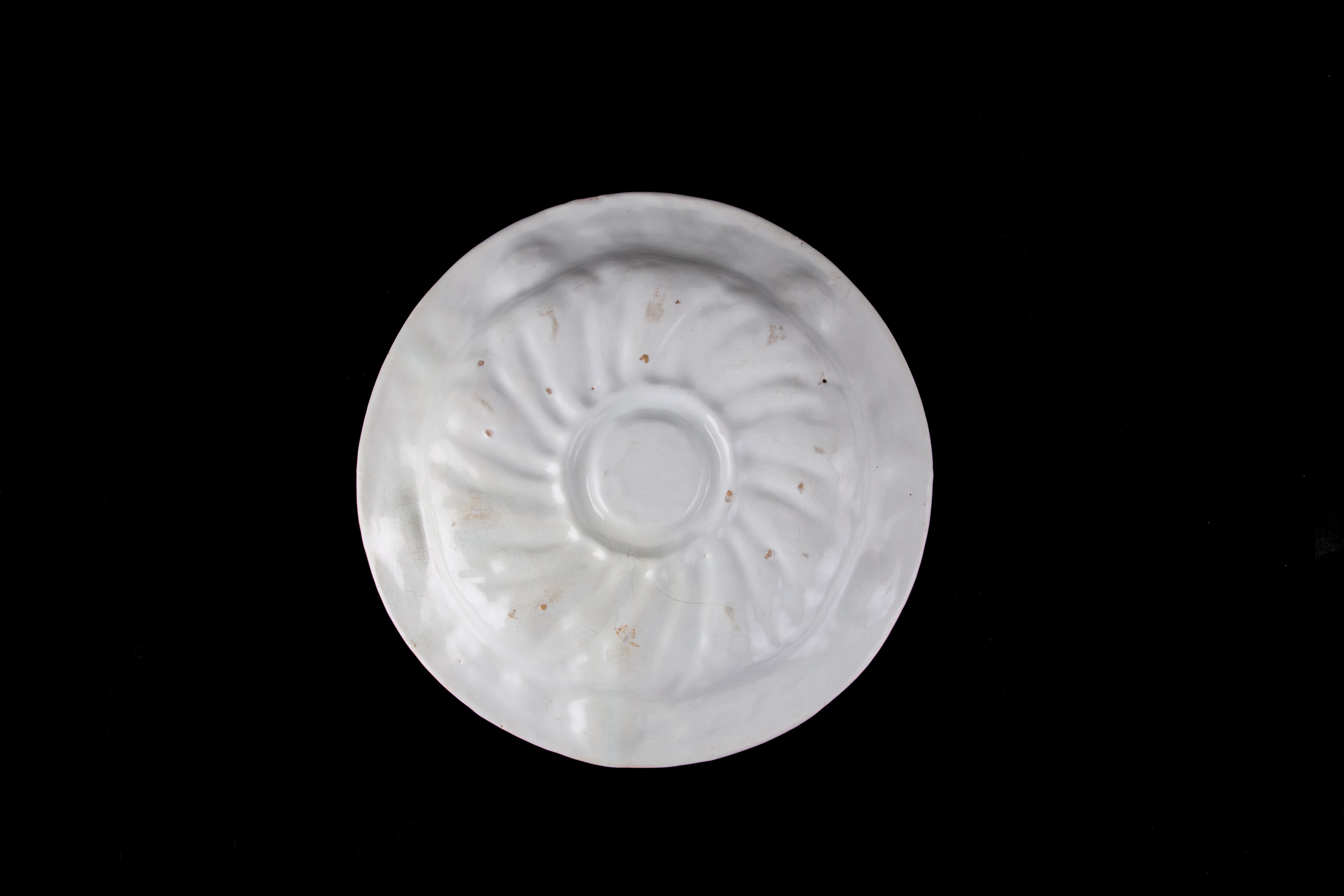 Piatto compendiario in maiolica bianca