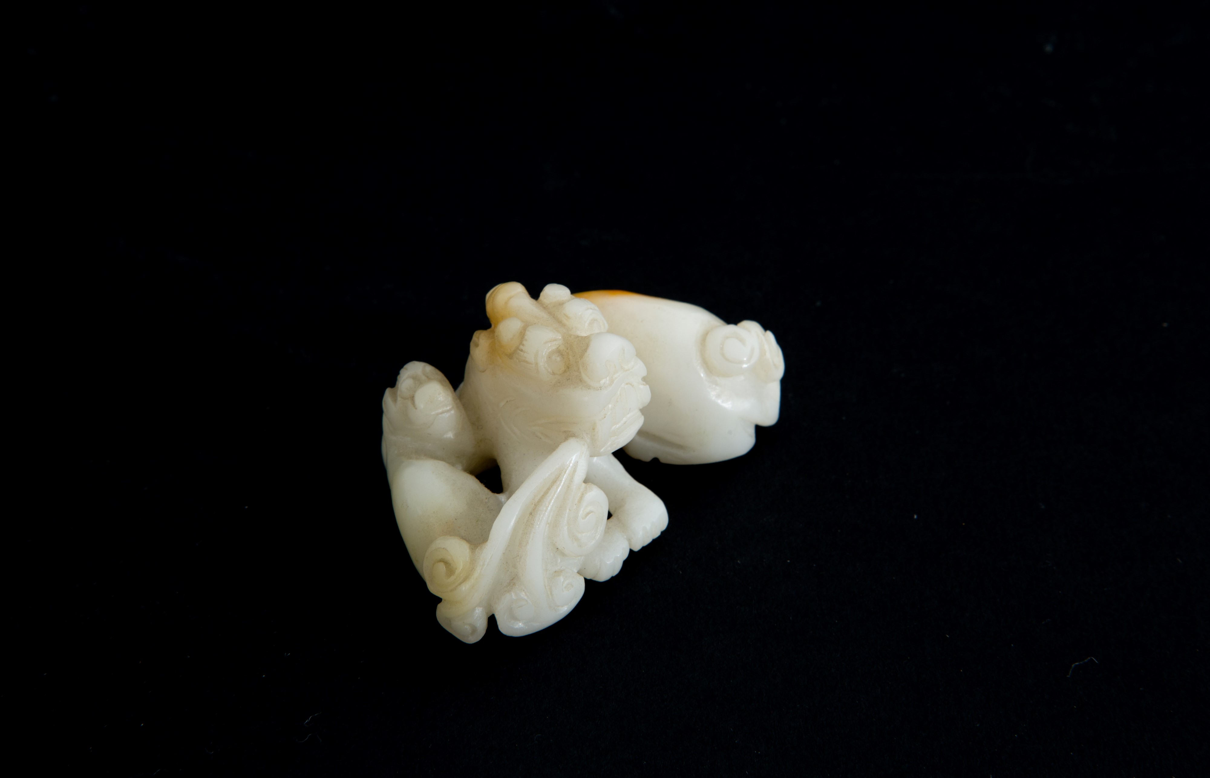 Piccola scultura in giada 'DUE CANI DI FO'