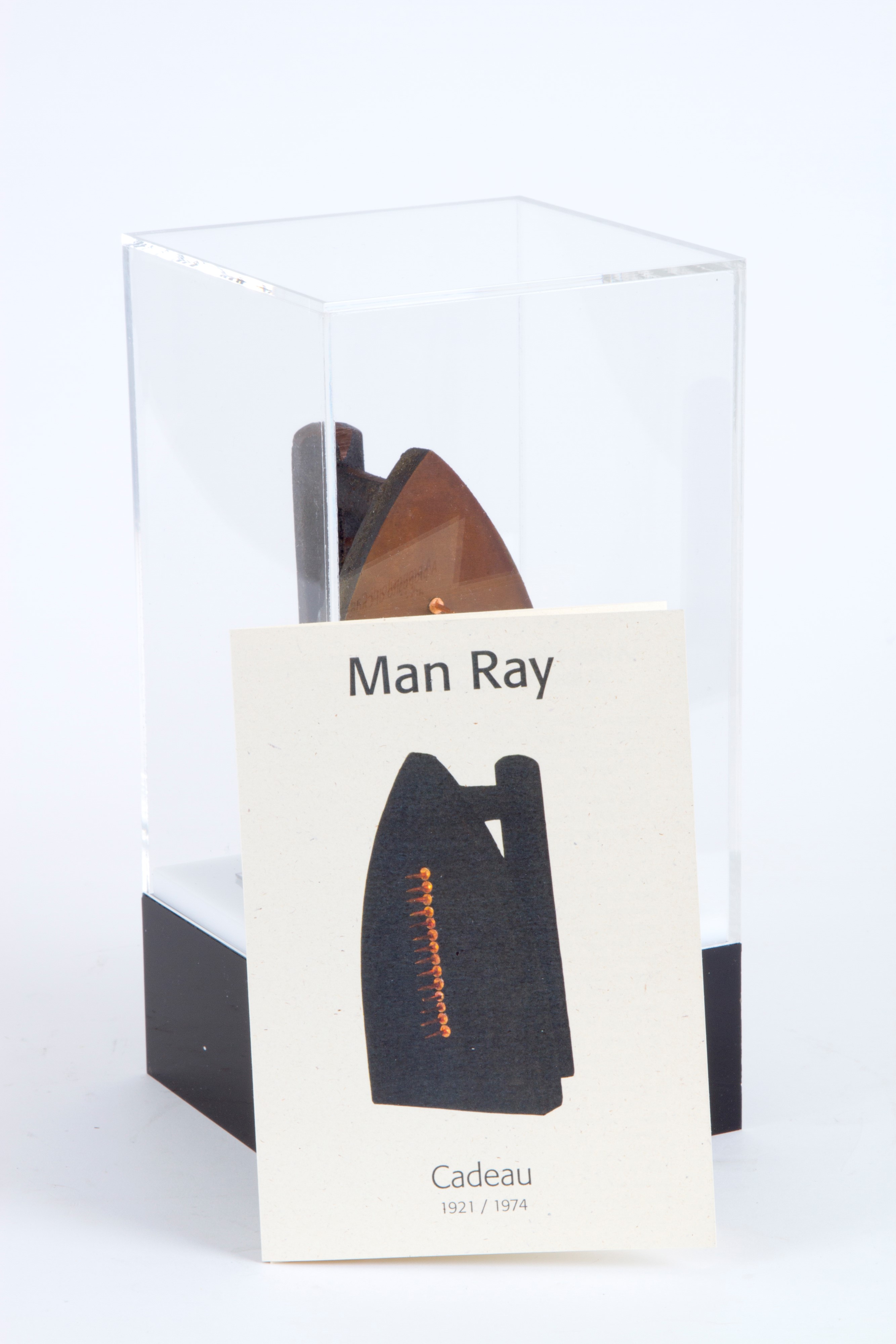 Man Ray - Scultura "cadeau 1921"