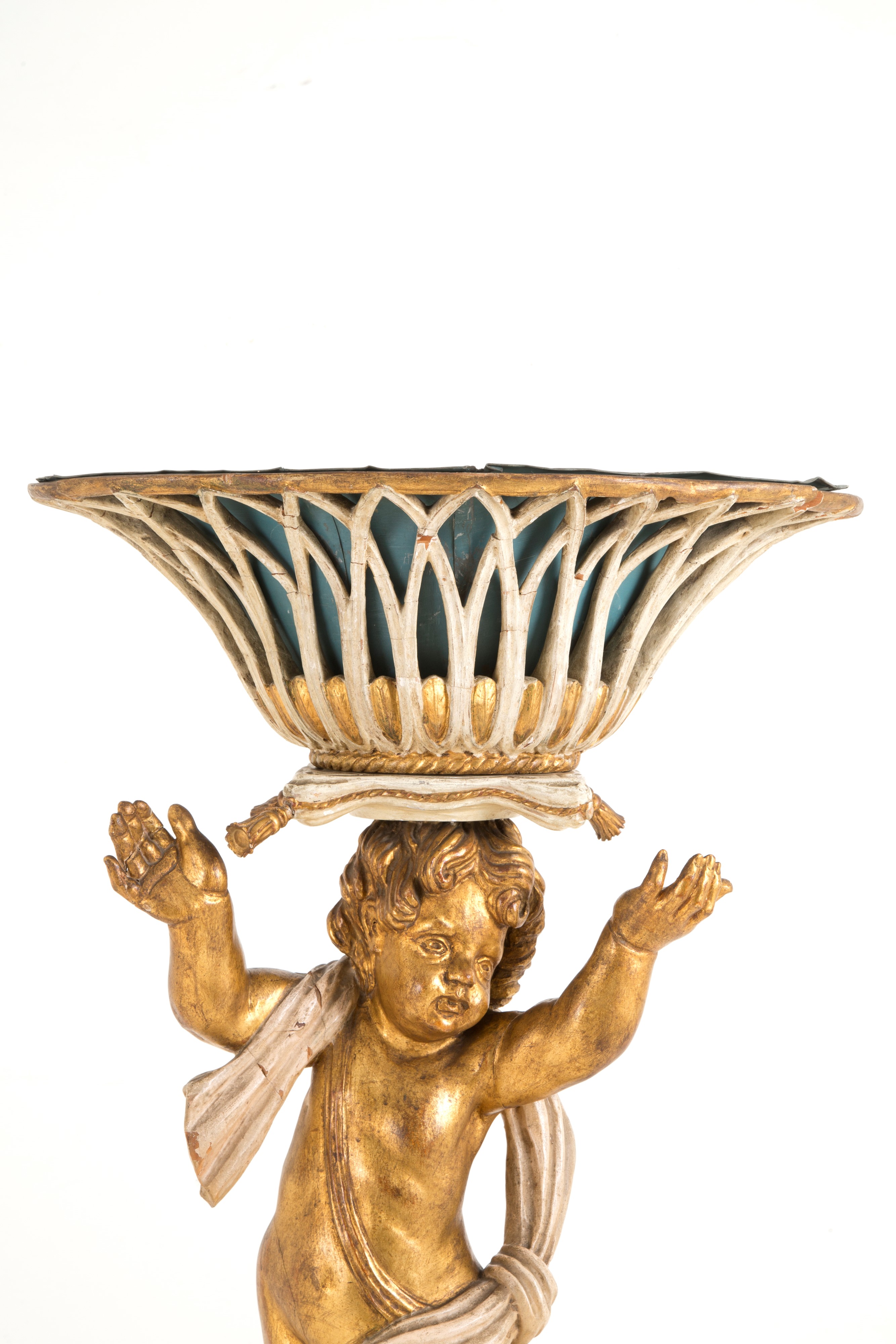 Scultura "PUTTO CON CESTO SULLA TESTA"