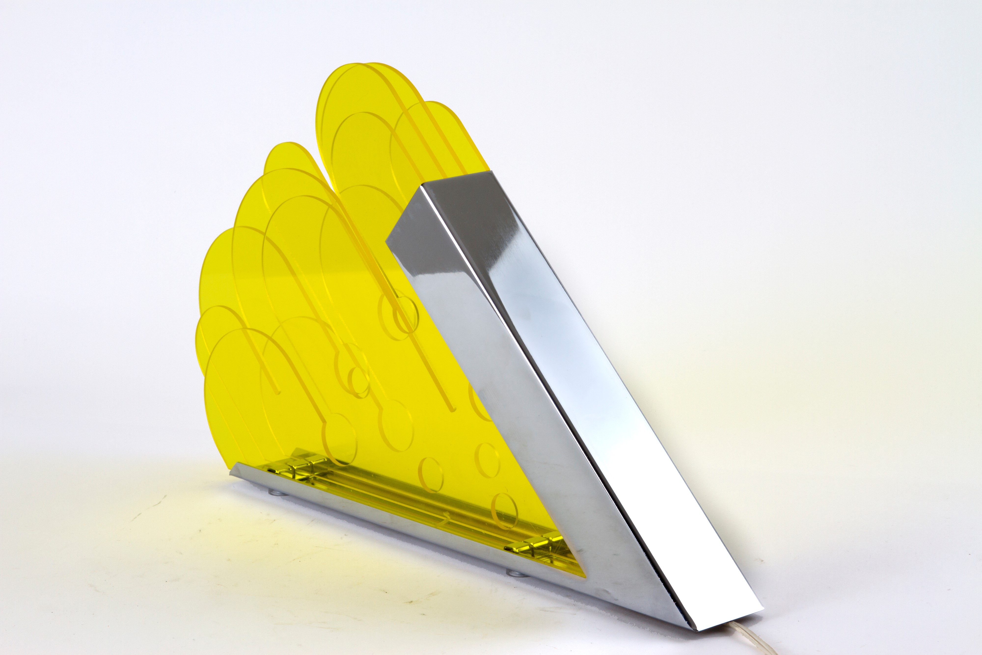 Lampada da Tavolo in Metacrilato Giallo. Pubblicata