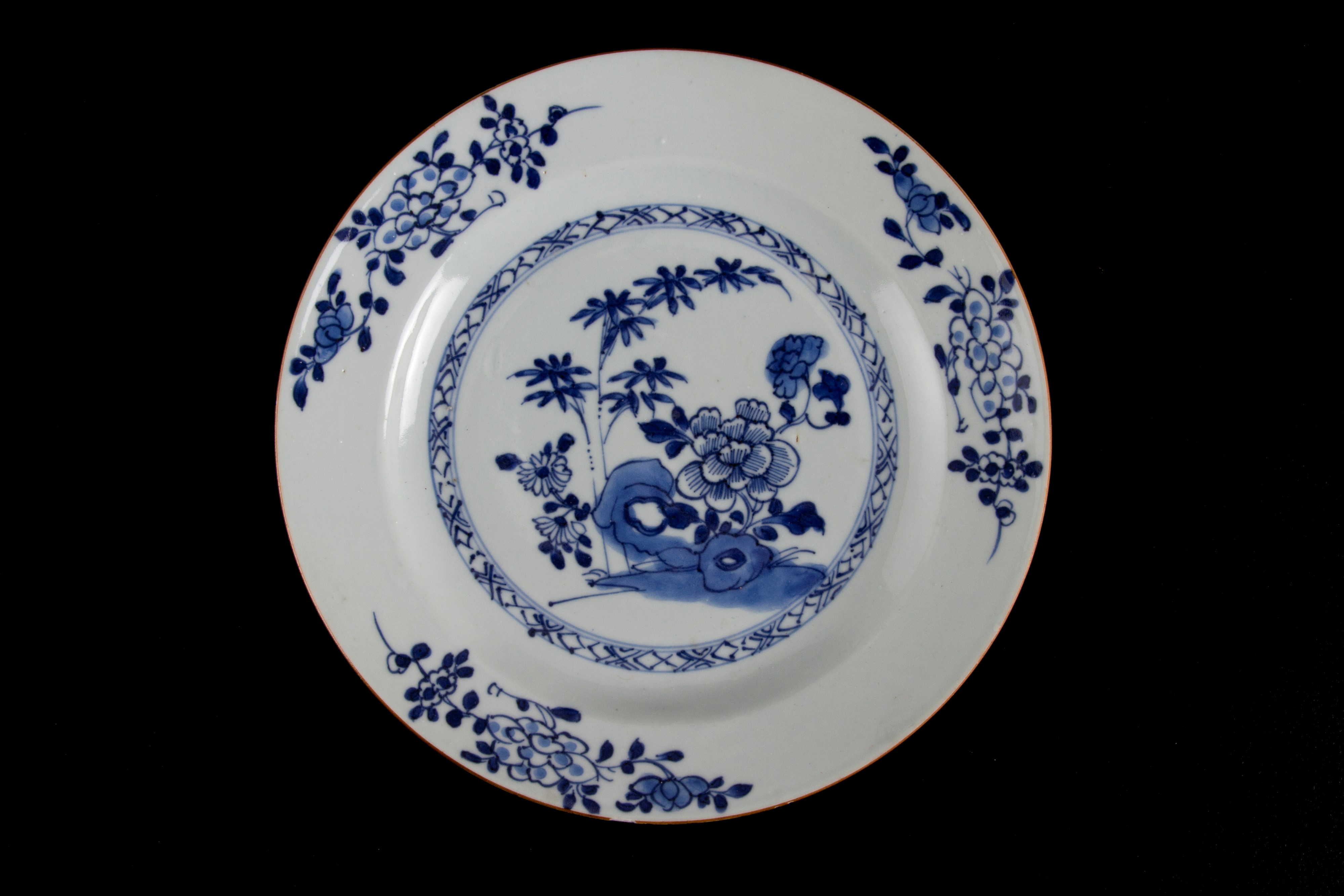 Tre piatti in porcellana