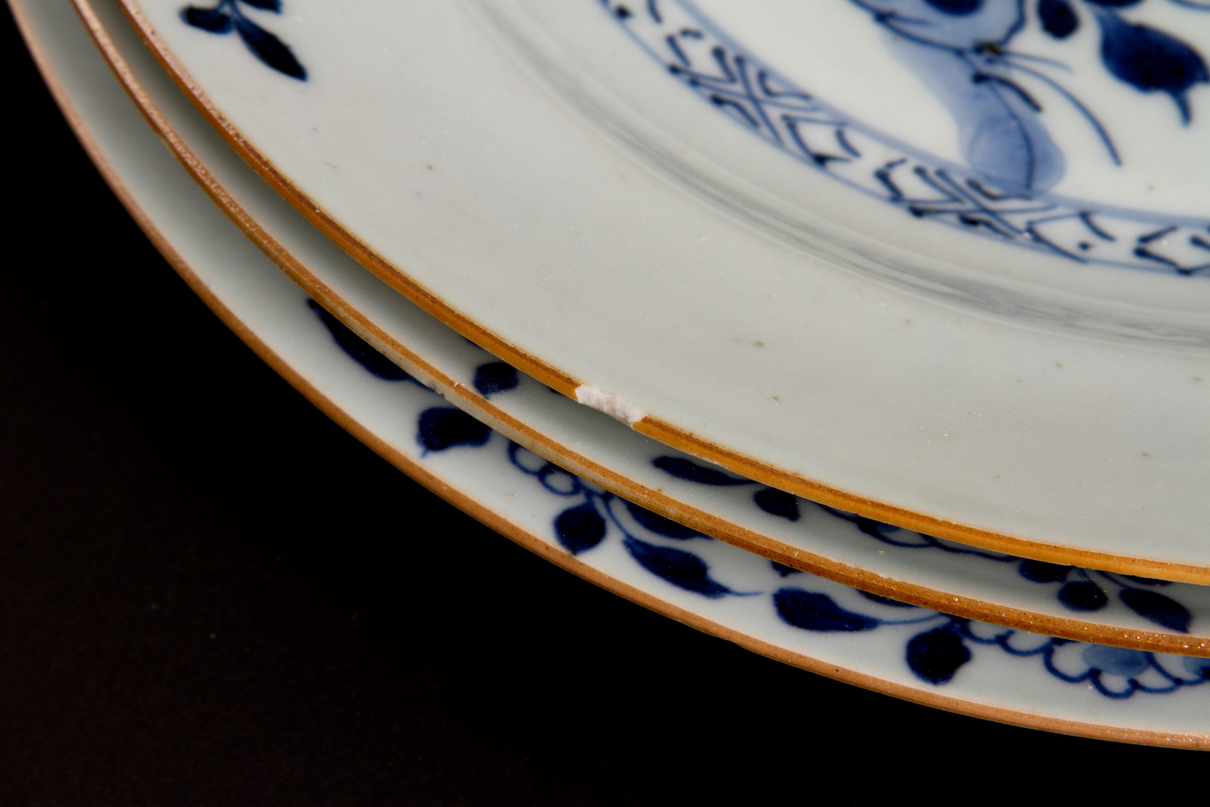 Tre piatti in porcellana