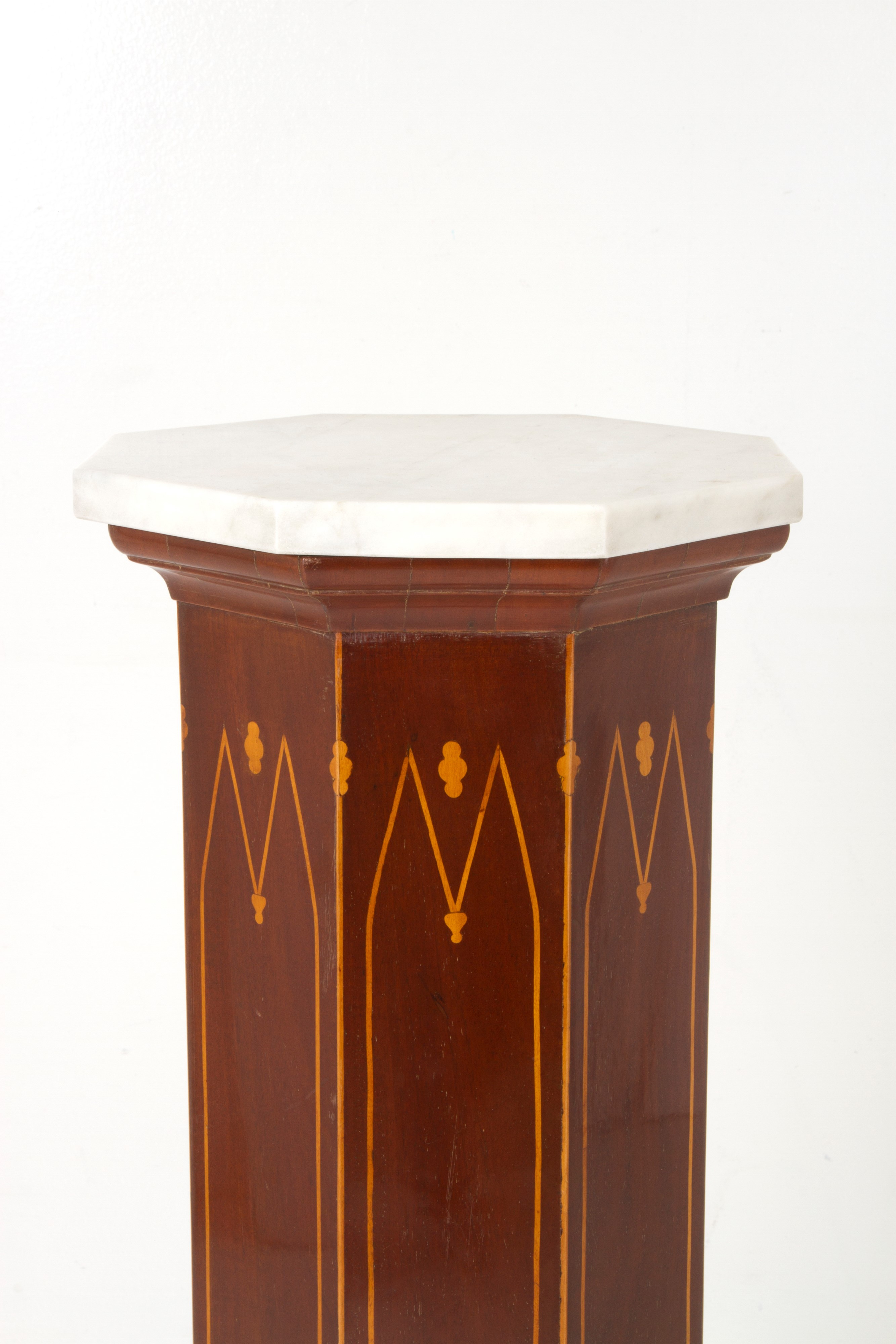 Colonna intarsiata con piano in marmo