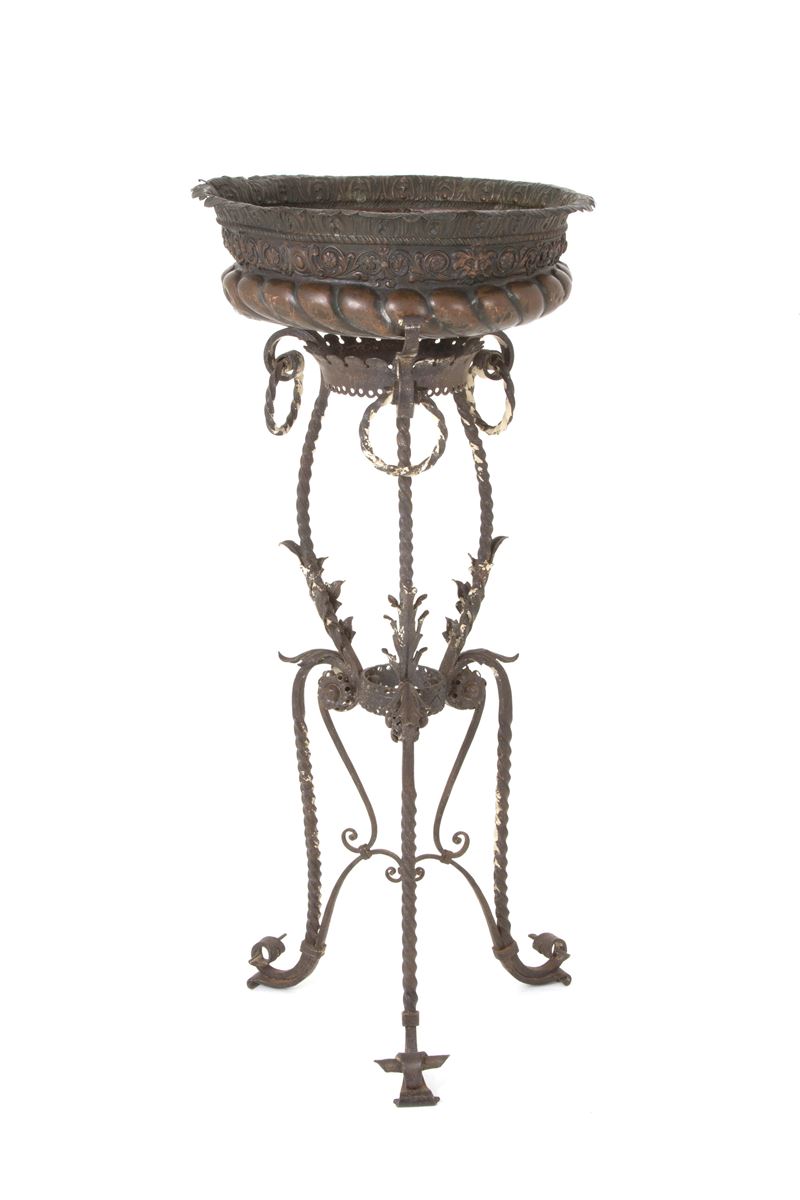 Bacile in rame su tripode