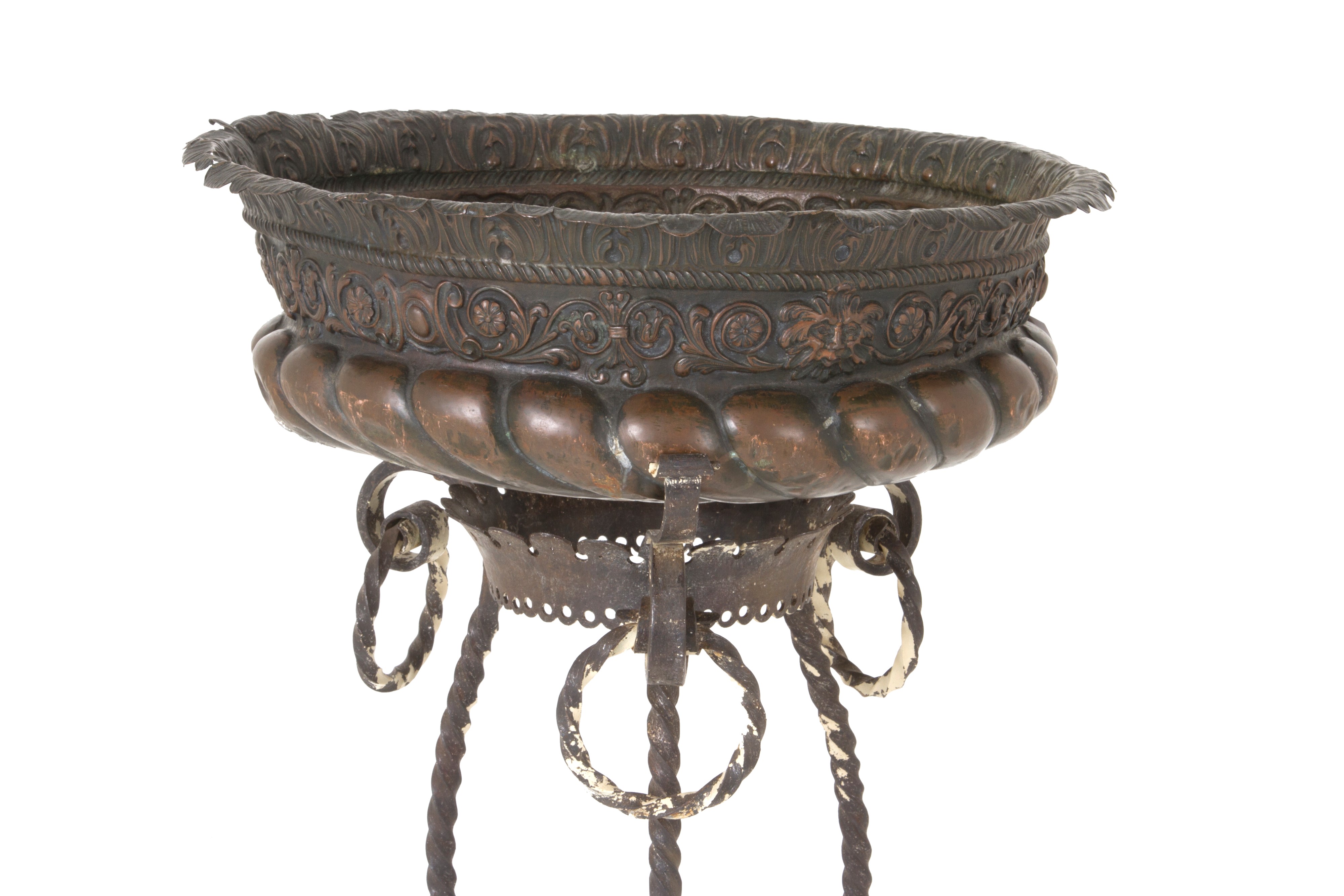 Bacile in rame su tripode