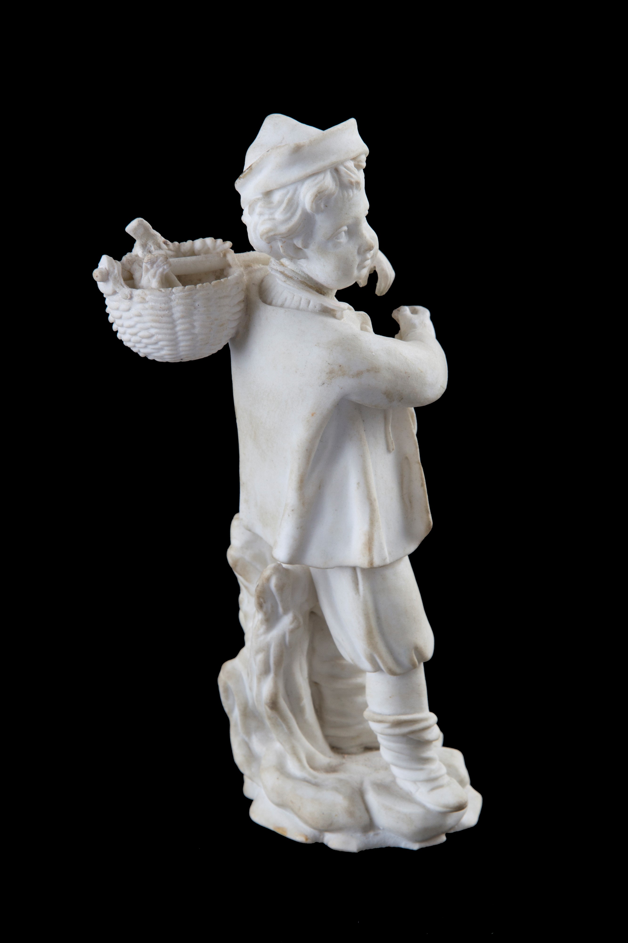 Scultura in bisquit "FANCIULLO CON CESTA E VOLATILI".