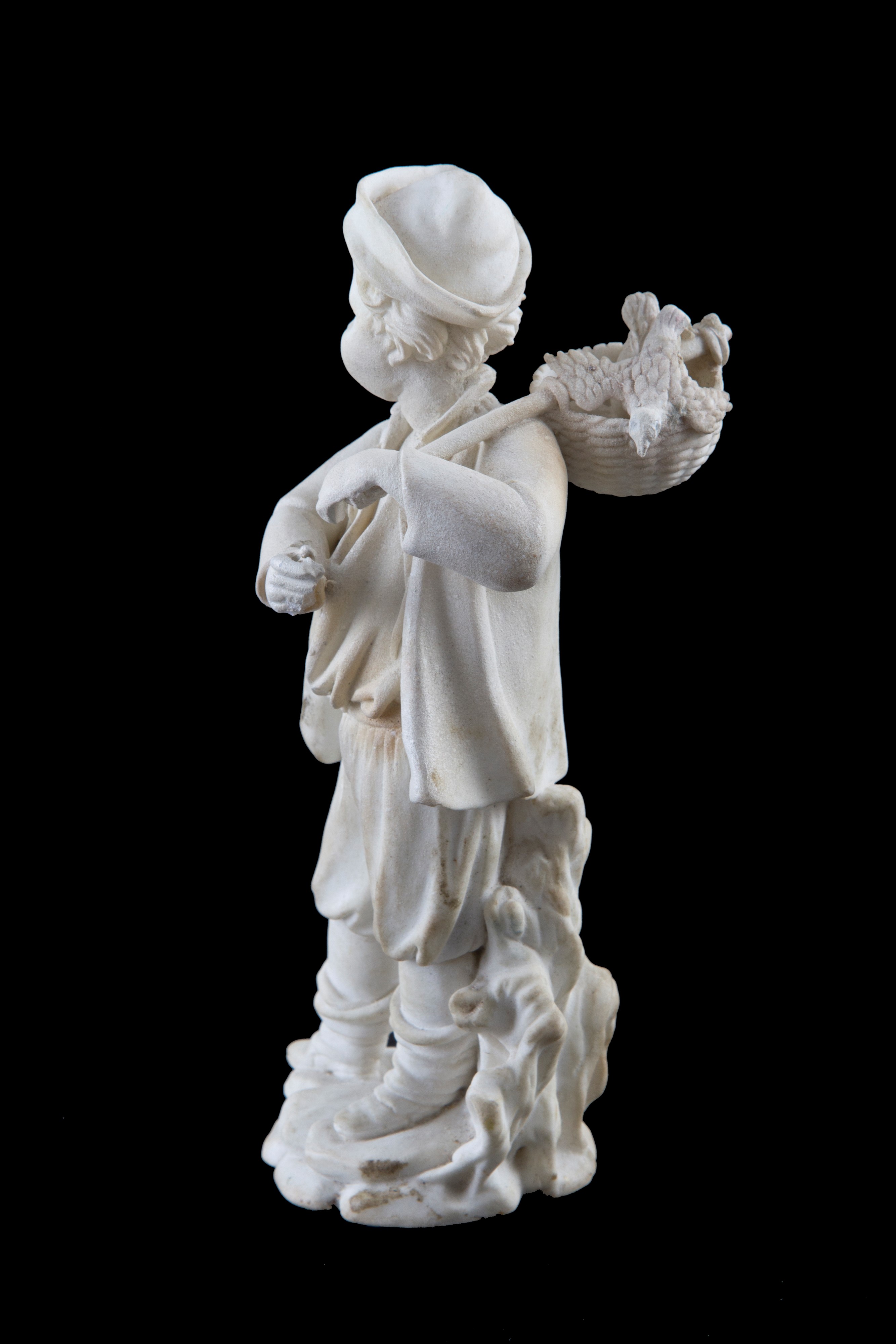 Scultura in bisquit "FANCIULLO CON CESTA E VOLATILI".