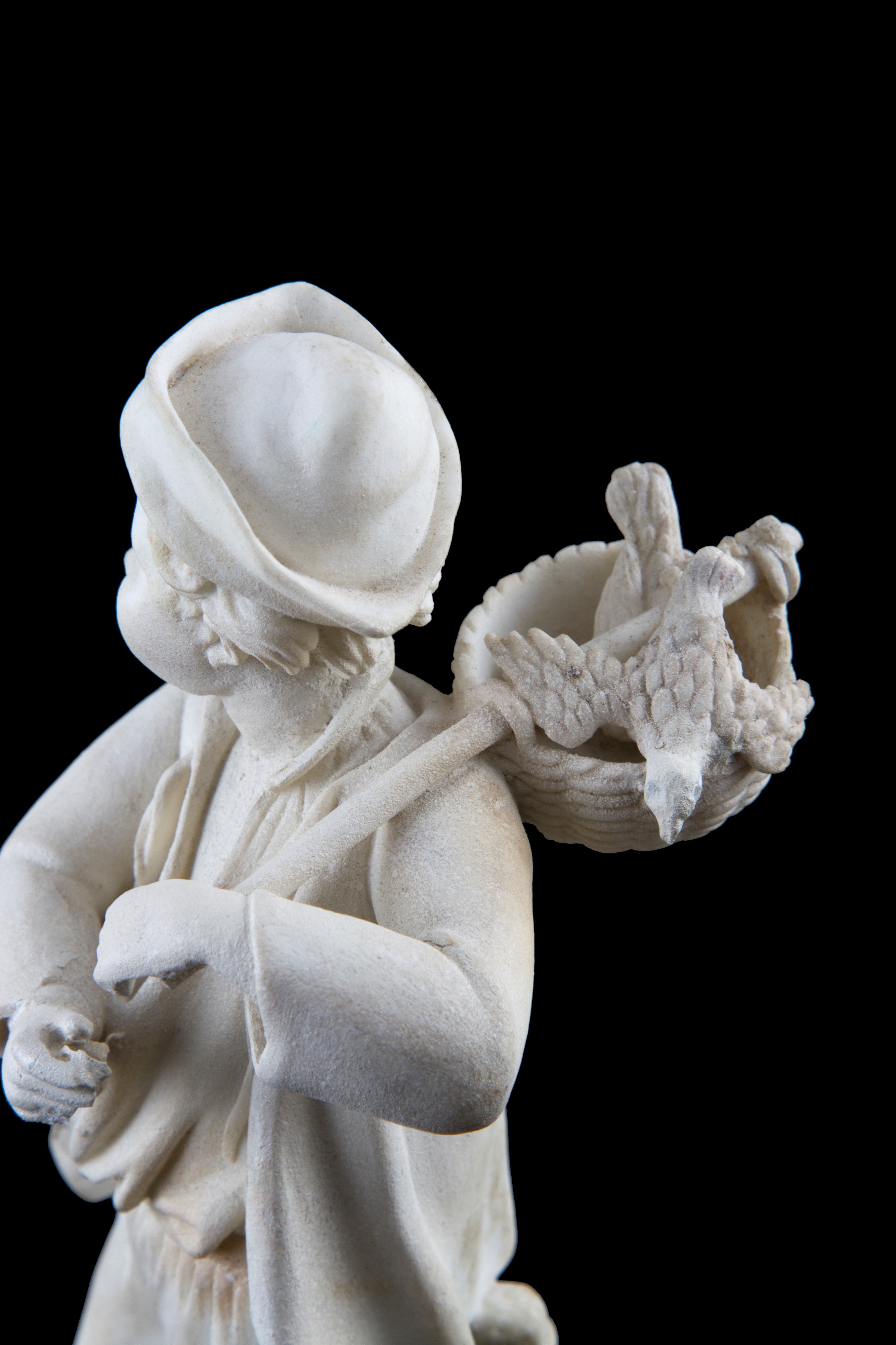 Scultura in bisquit "FANCIULLO CON CESTA E VOLATILI".