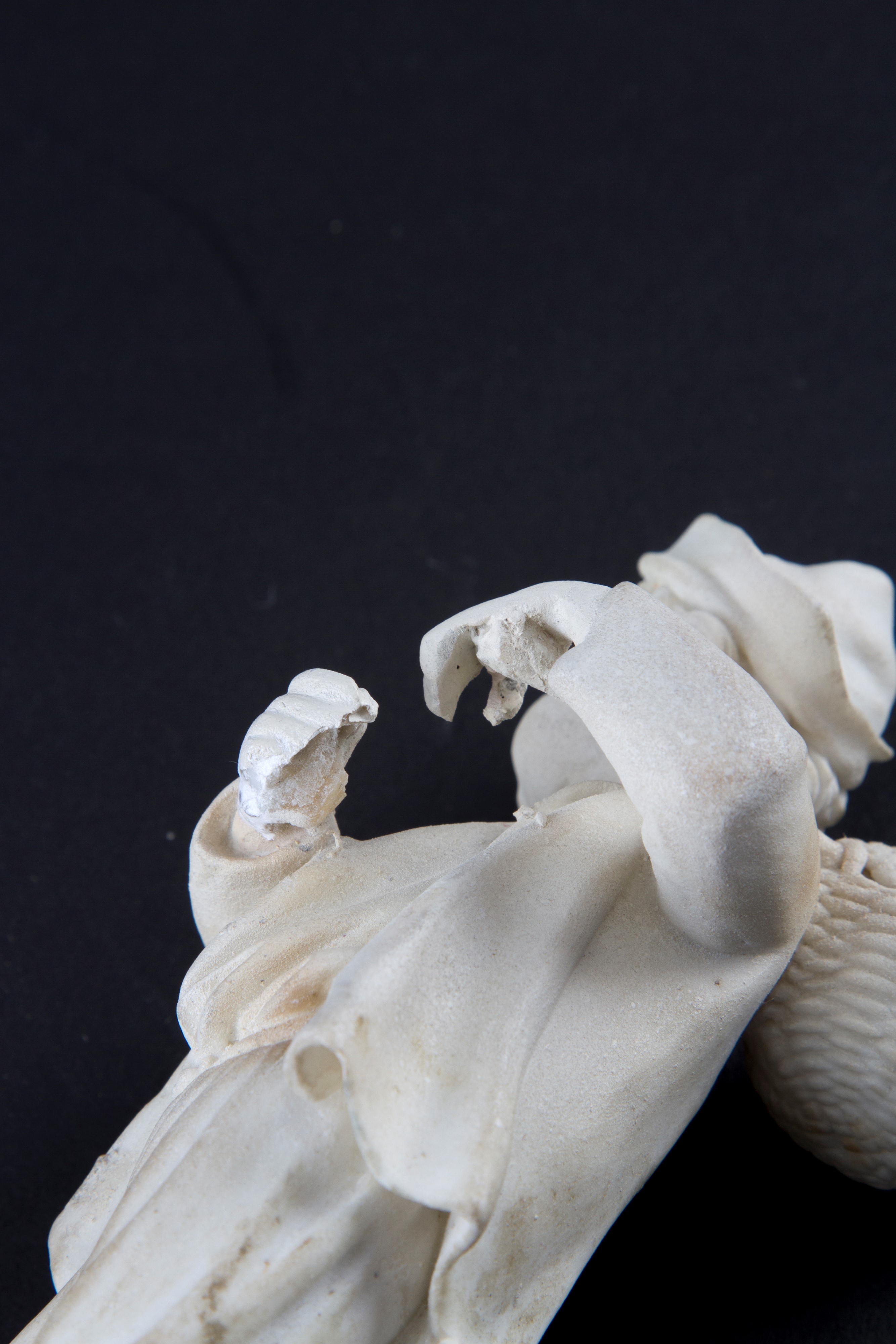 Scultura in bisquit "FANCIULLO CON CESTA E VOLATILI".