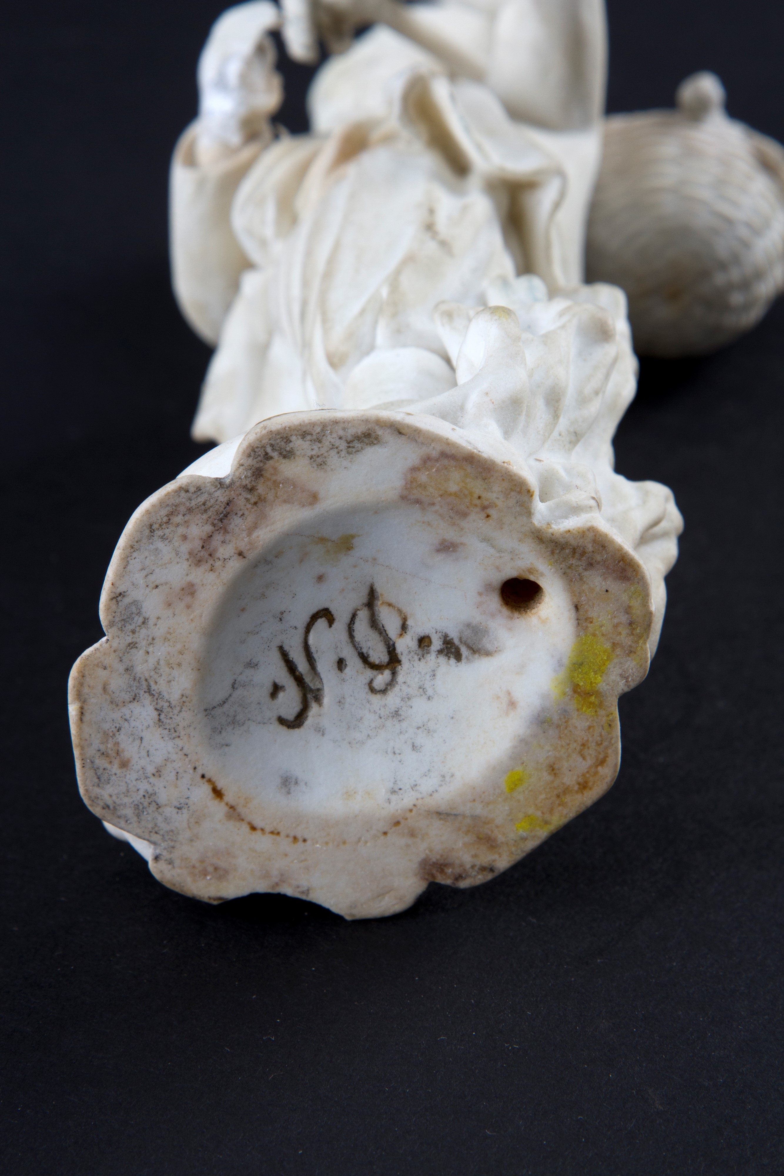 Scultura in bisquit "FANCIULLO CON CESTA E VOLATILI".