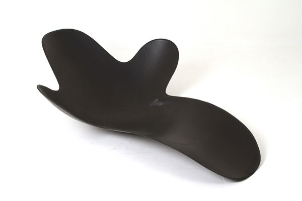 MONICA GRAFFEO - Black leather Lazy Mary chaise longue for DISGUINCIO