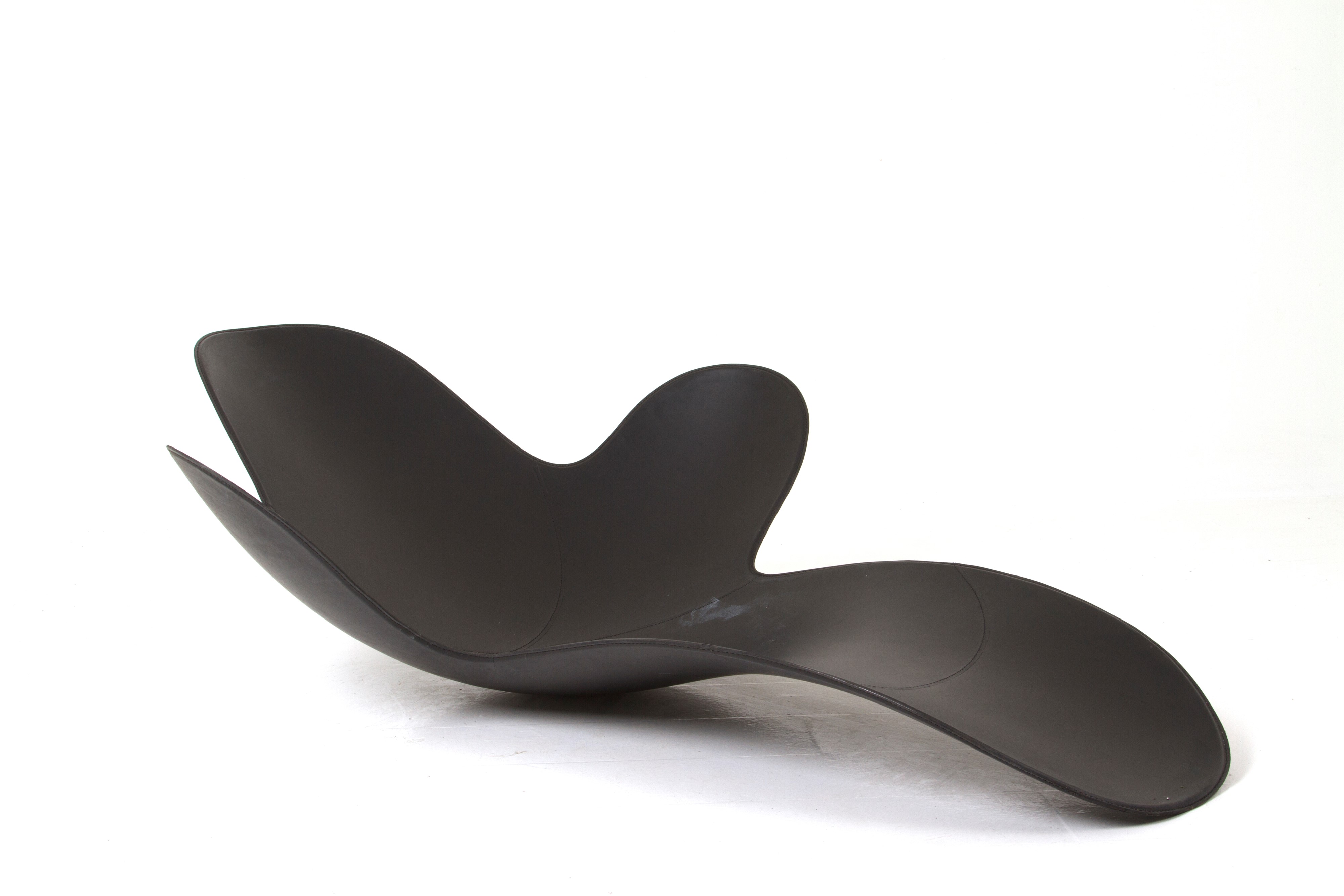 Monica Graffeo - Chaise Longue Lazy Mary in Cuoio Nero per Disguincio