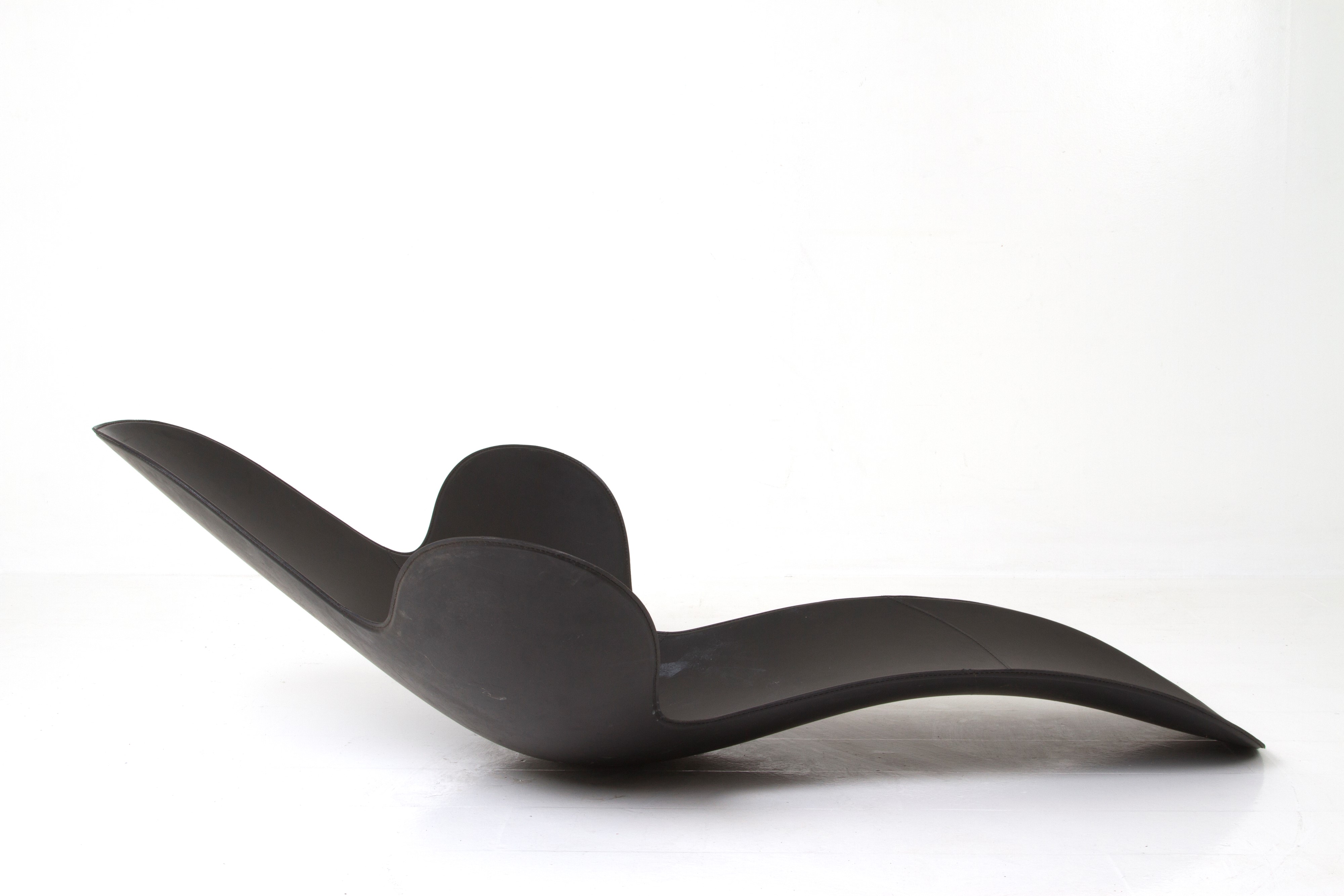 Monica Graffeo - Chaise Longue Lazy Mary in Cuoio Nero per Disguincio