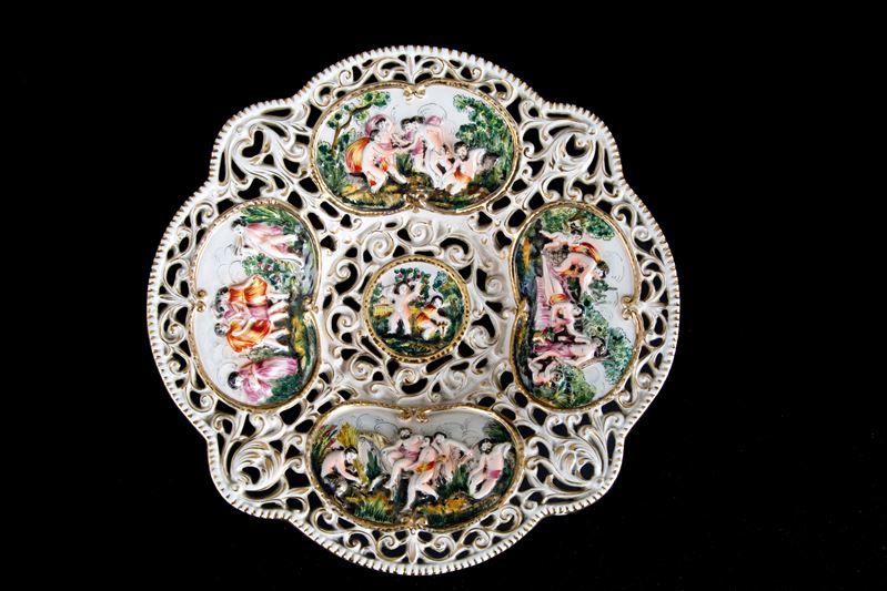 Piatto in Ceramica. Capodimonte