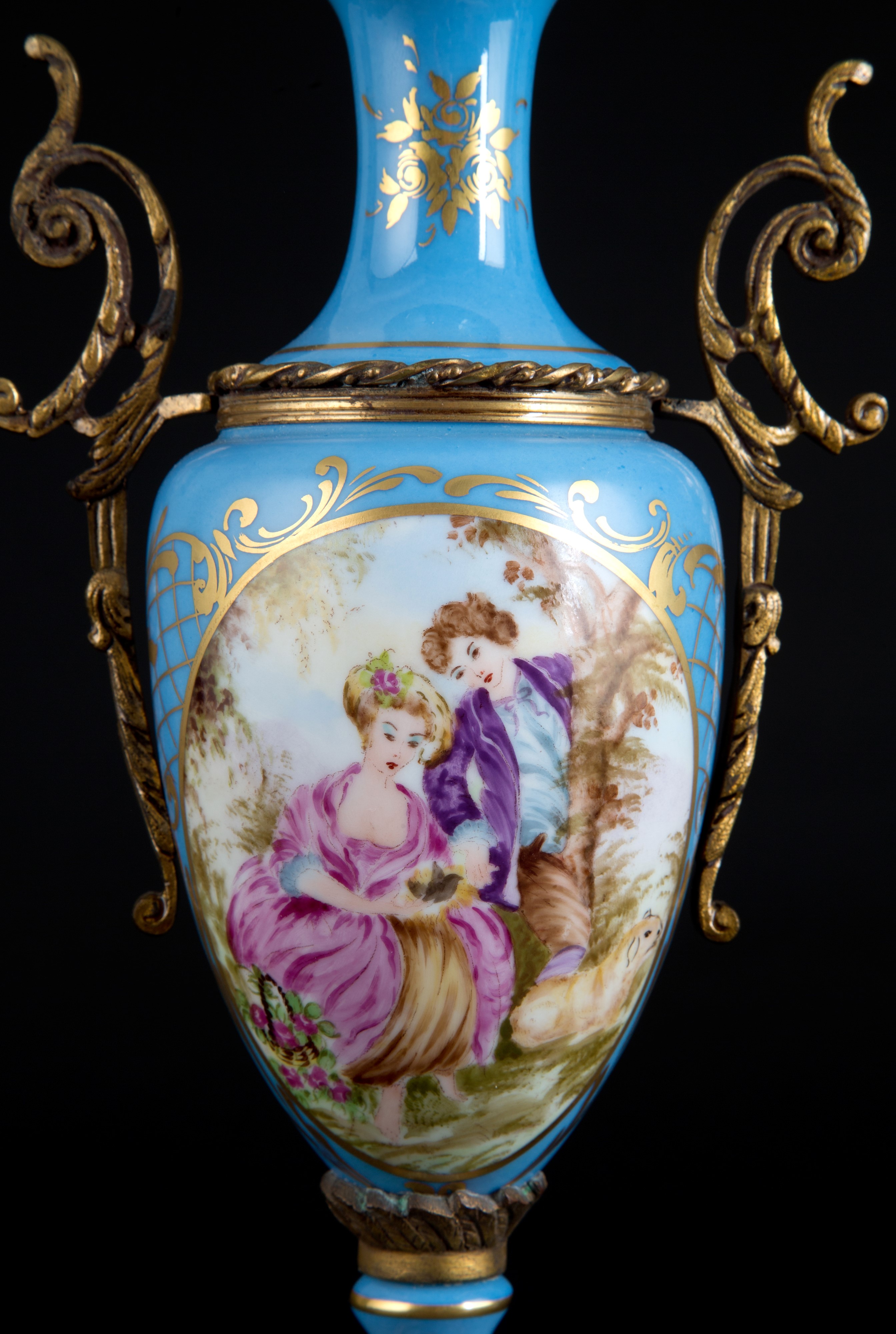 Coppia di vasi in porcellana