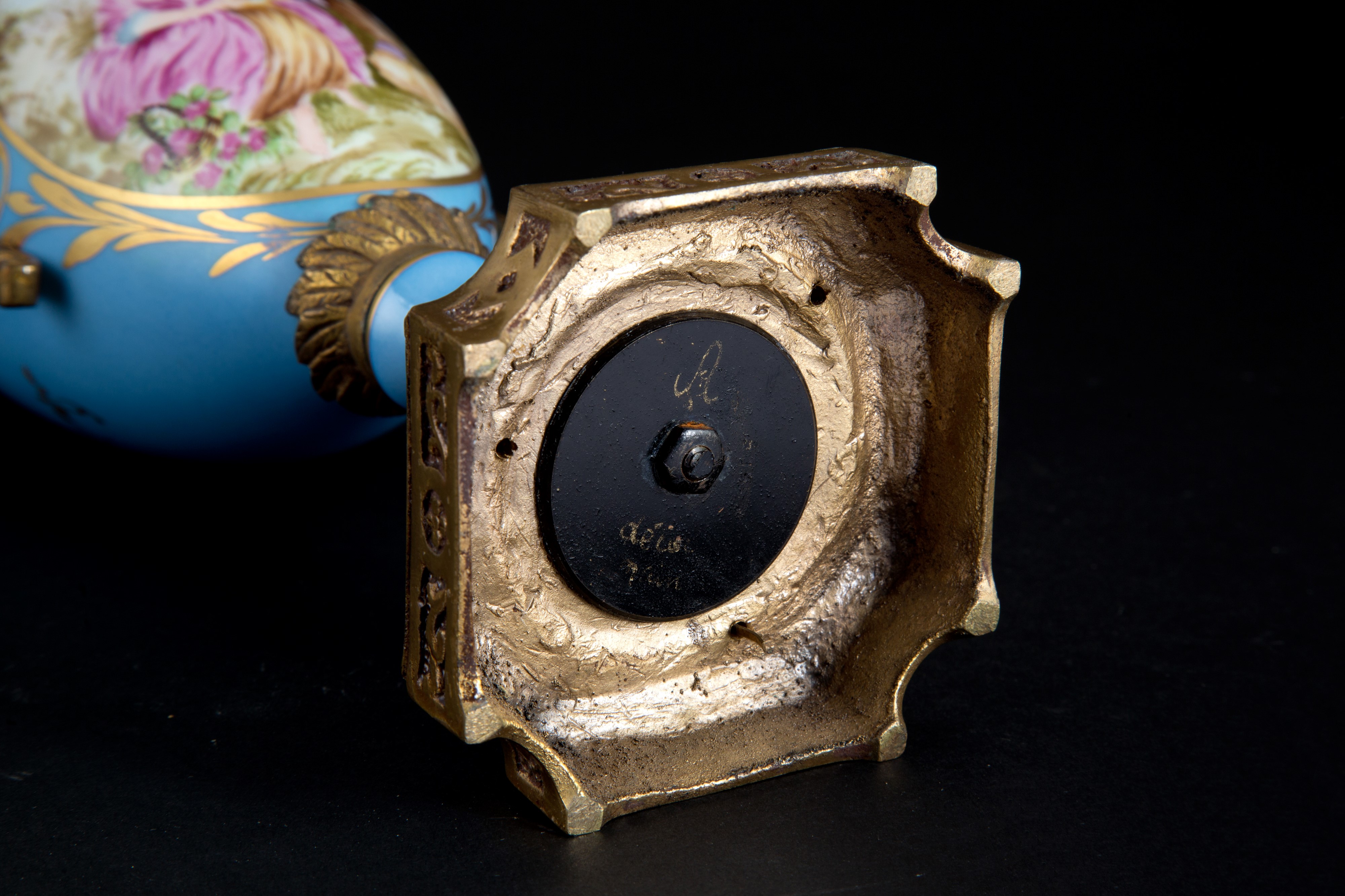 Coppia di vasi in porcellana