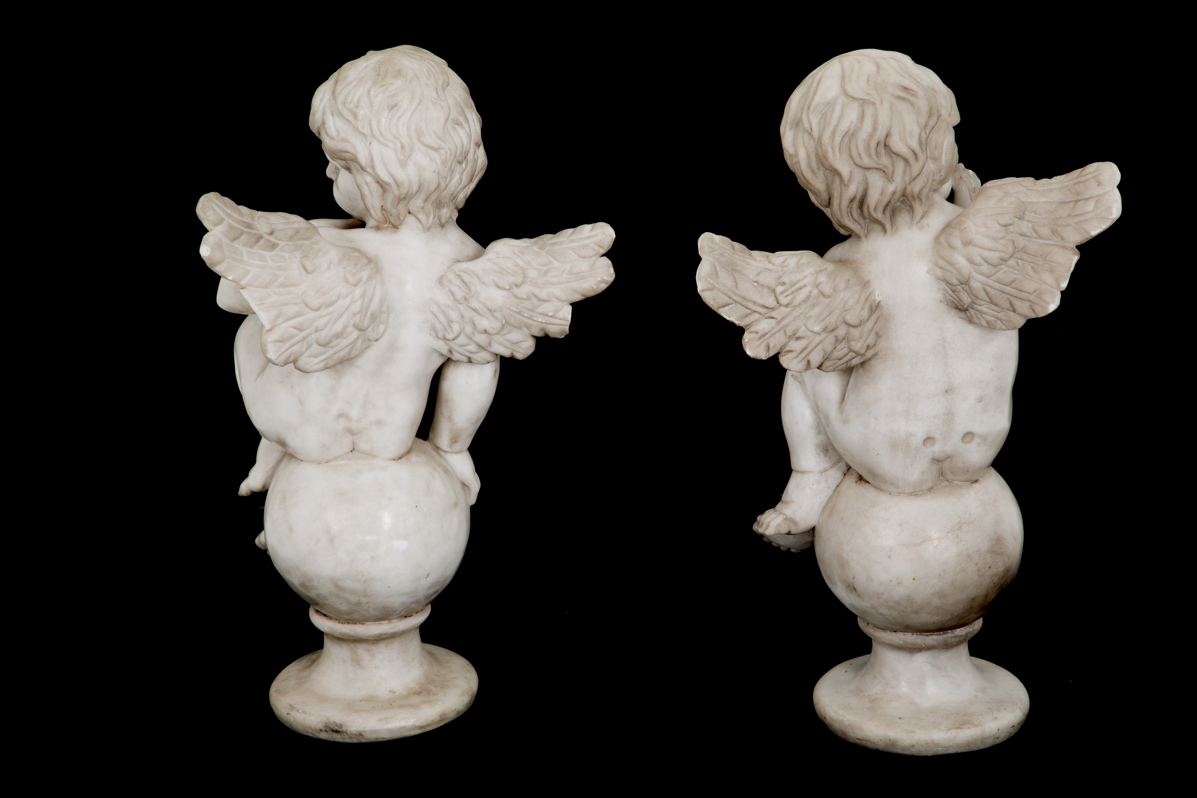 Due Sculture "angeli Seduti su Sfere"