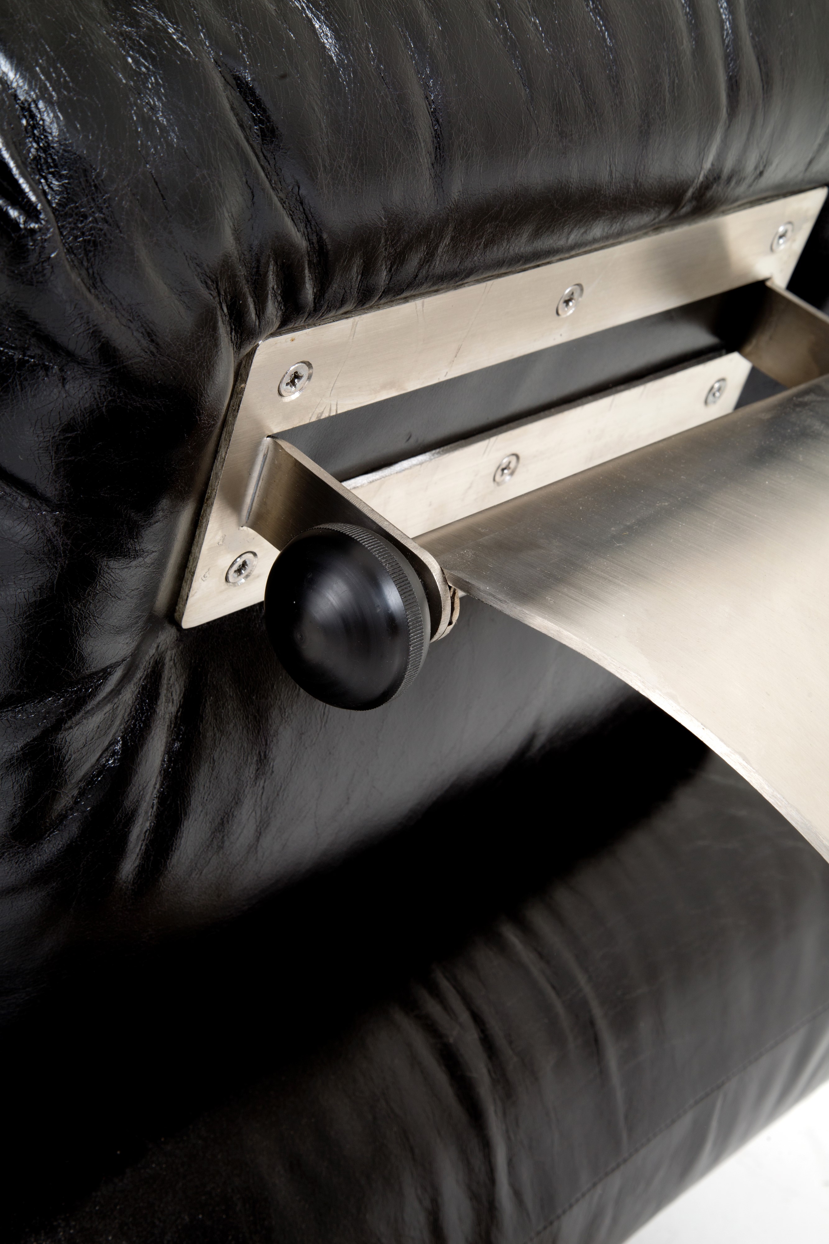 Poltrona Alta per MOBILIER INTERNATIONAL