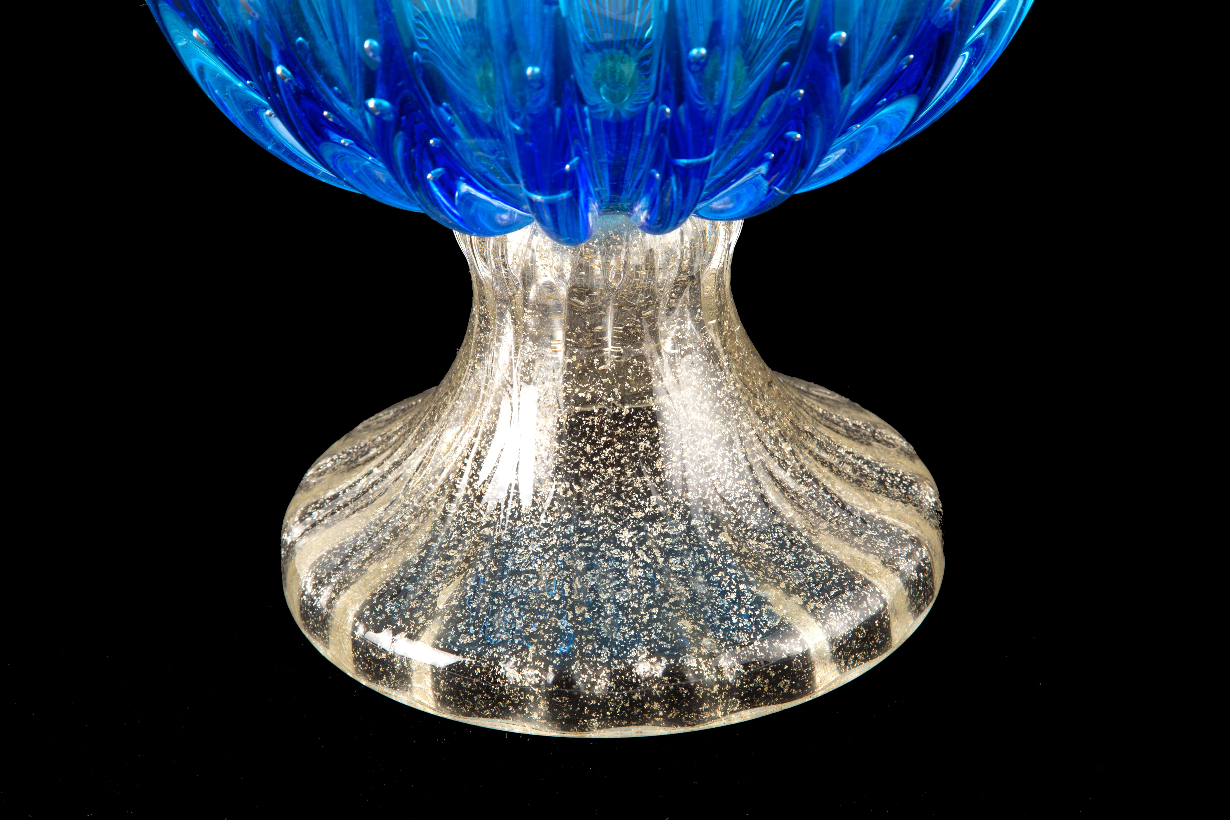 Grande alzata in vetro di Murano, toni blu e oro