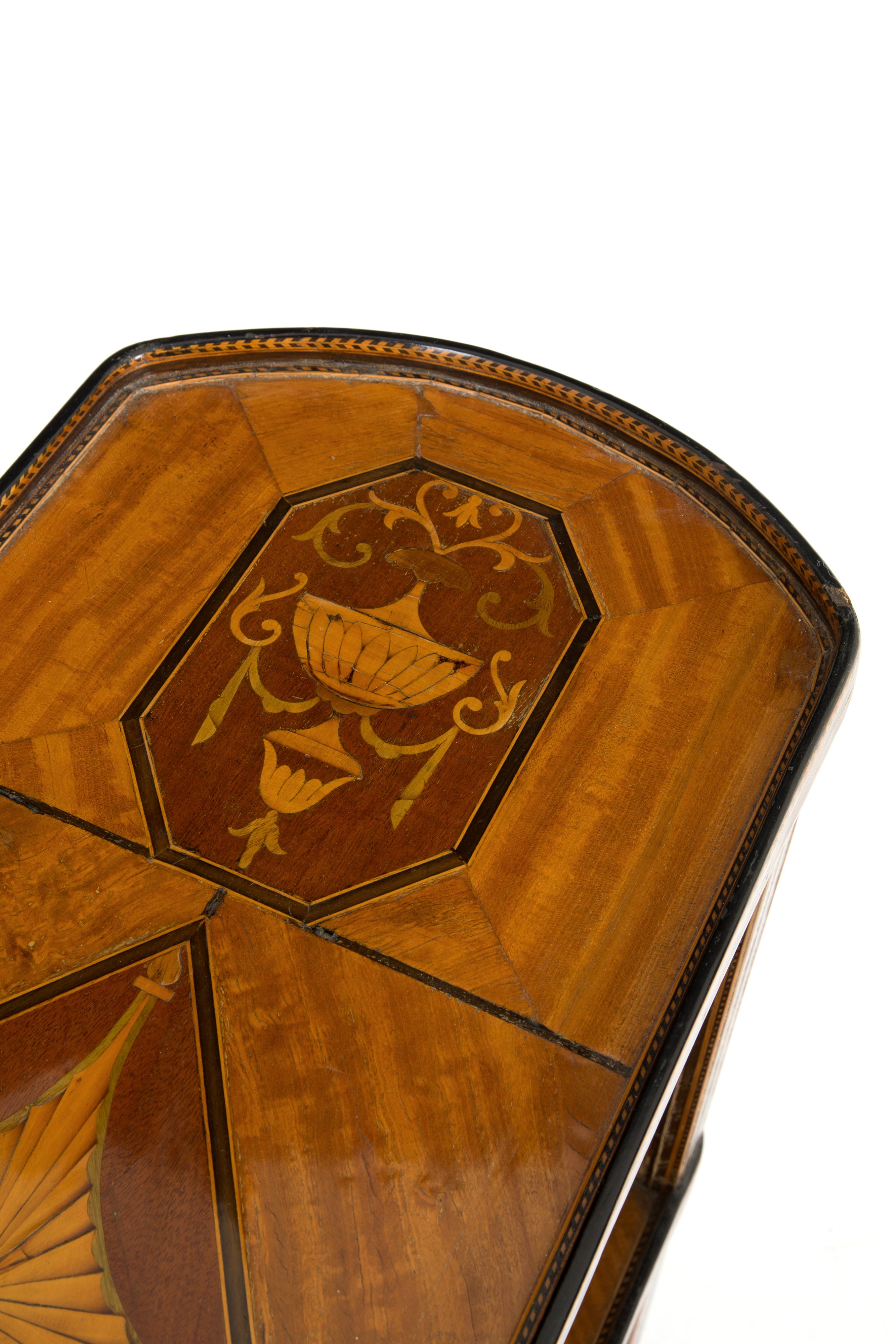 Etagere intarsiato