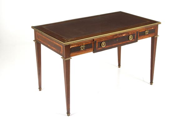Scrivania in legno con piano in pelle