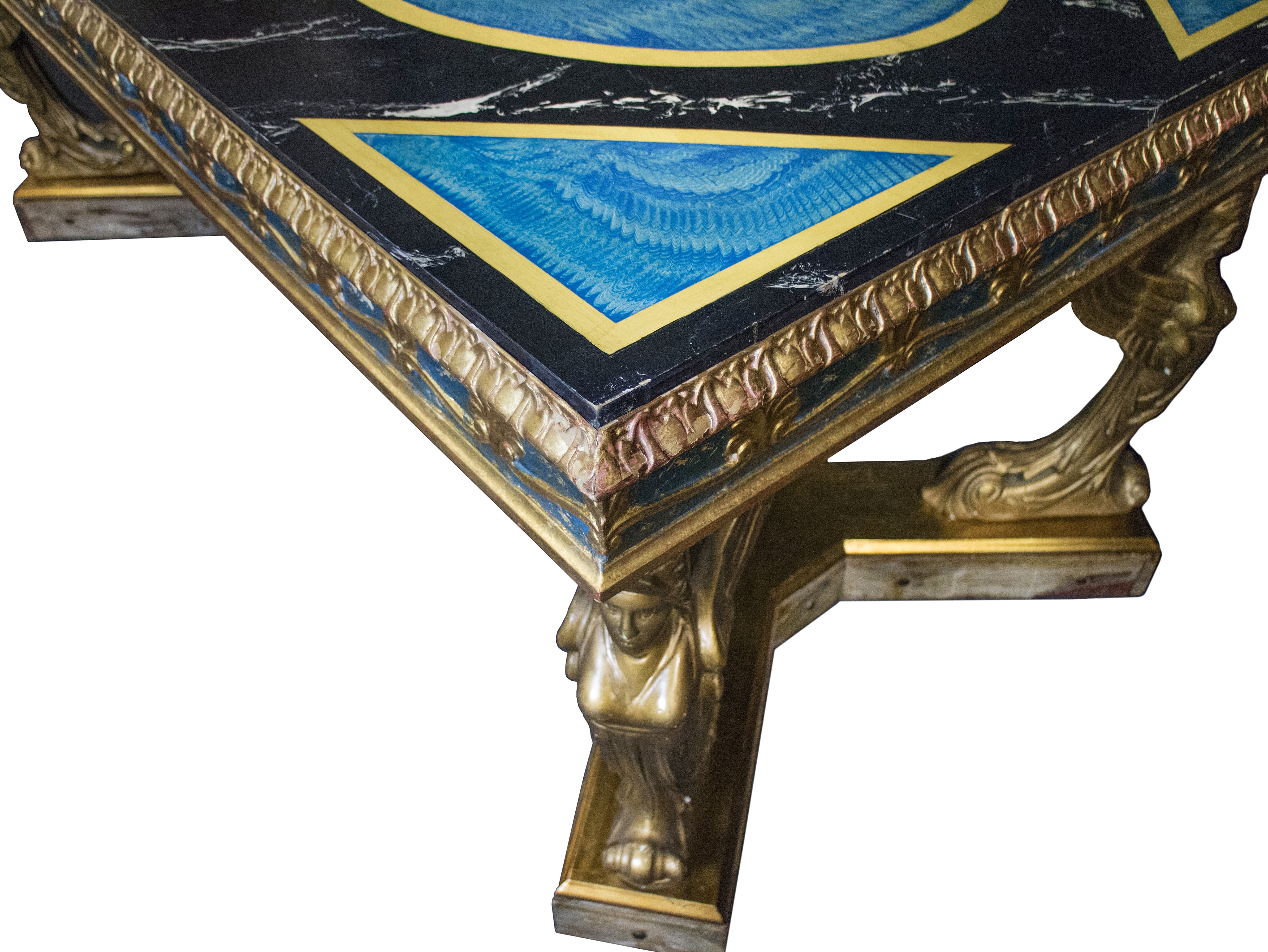 Tavolo in legno scolpito