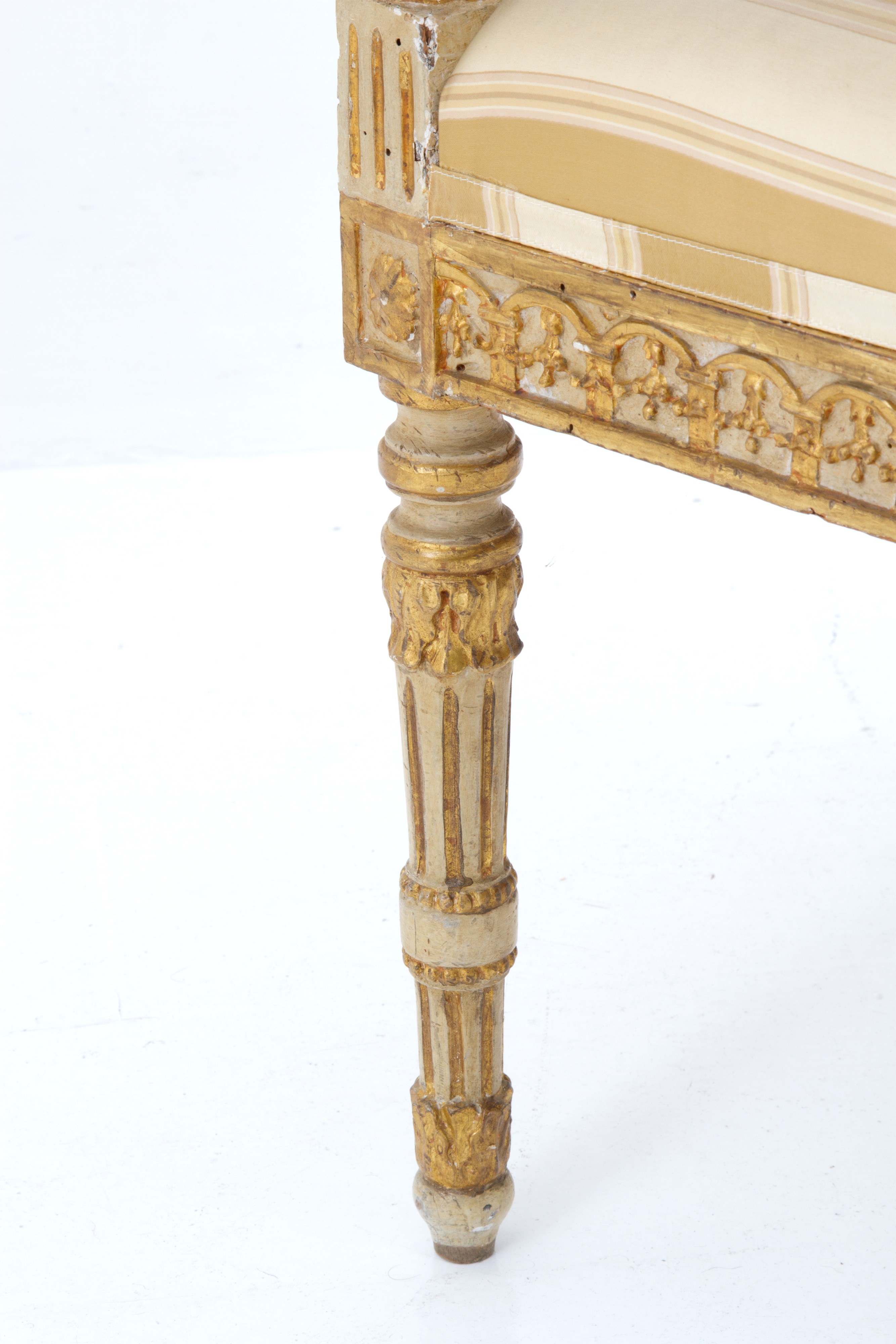Salotto in legno laccato e dorato