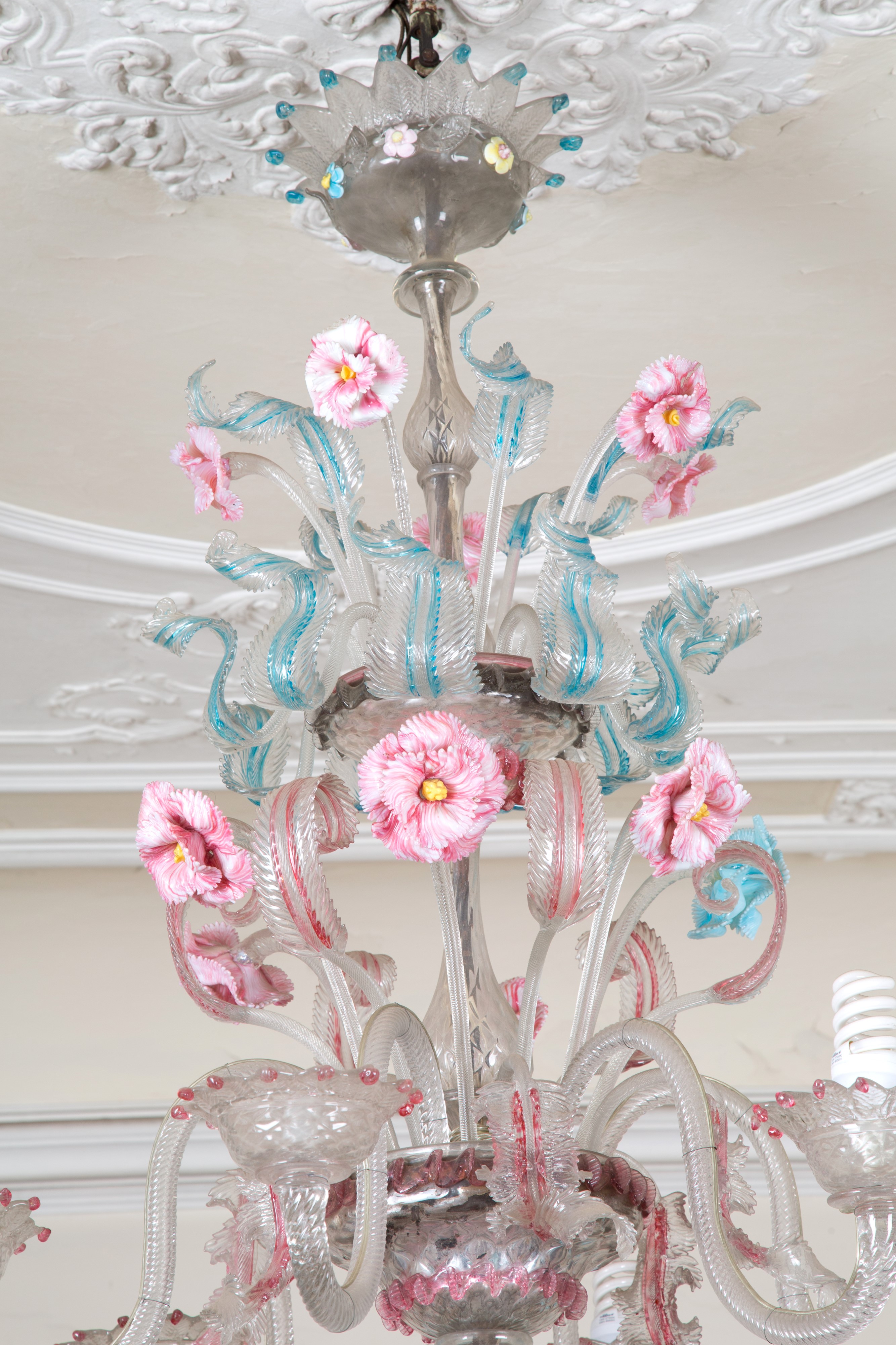Lampadario rosa e azzurro