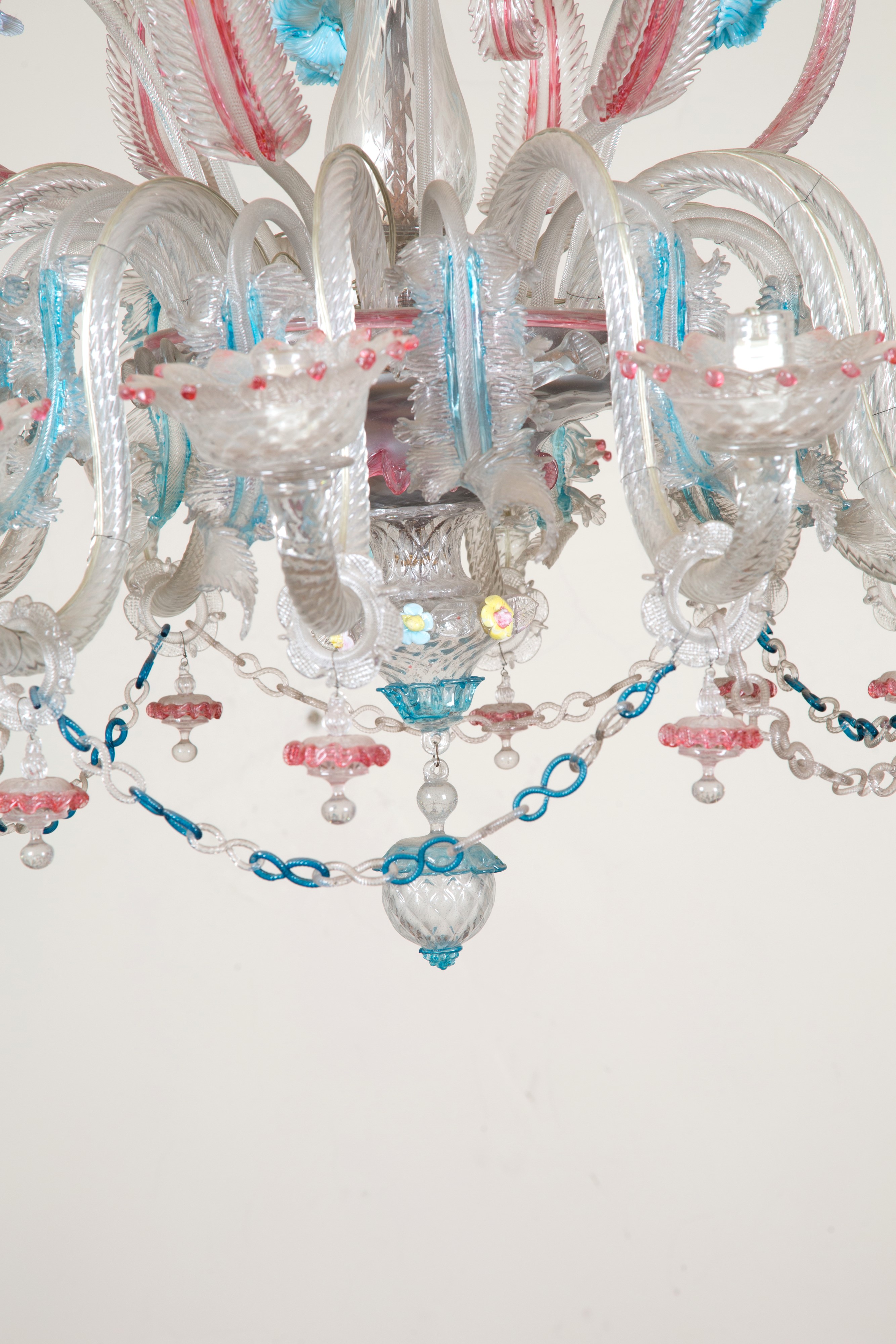 Lampadario rosa e azzurro