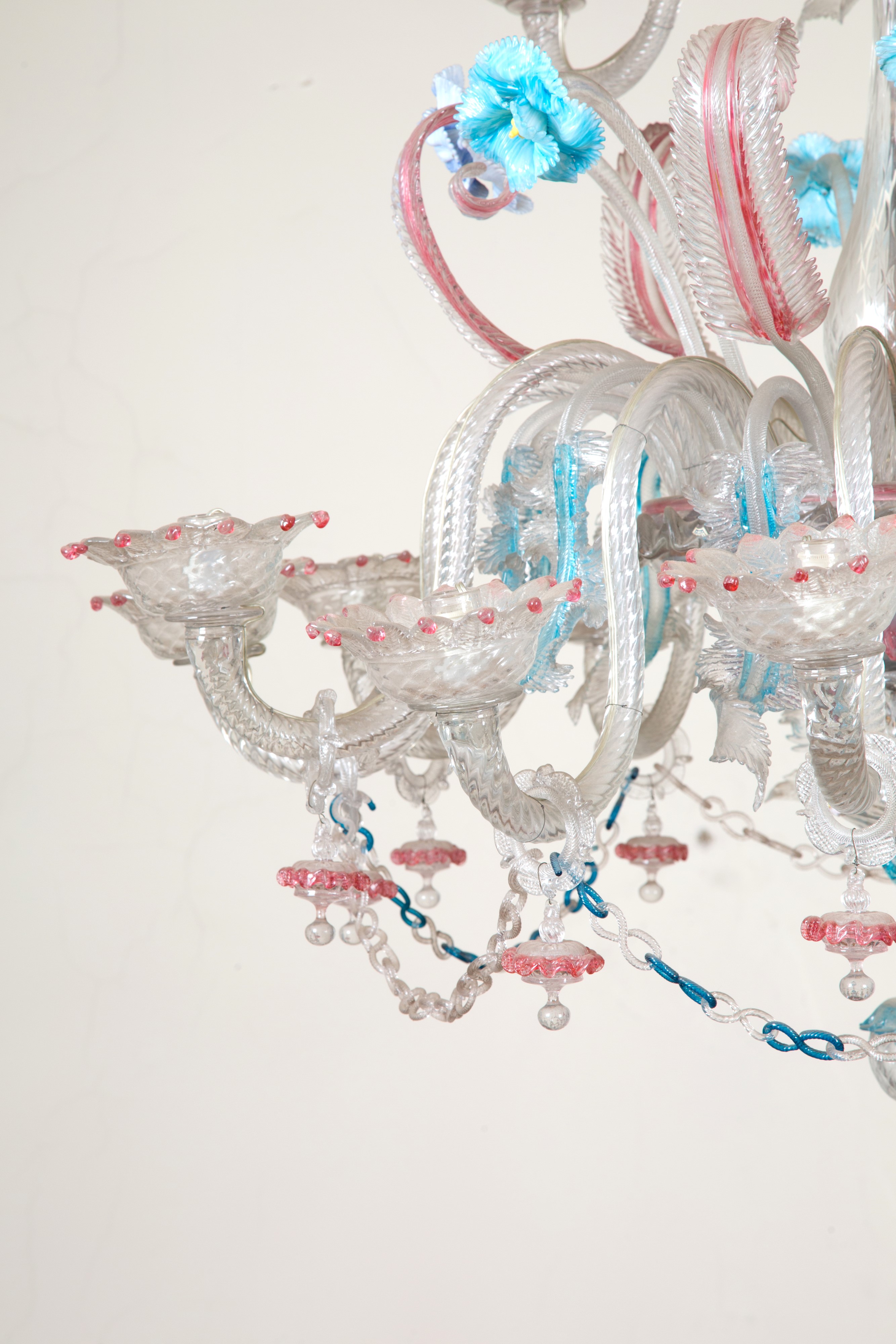 Lampadario rosa e azzurro