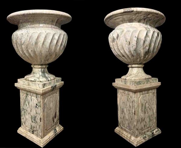 Pair of marble vases  - Auction MILANO DECOR - Antiques, Fine Art, Carpets & Design Auction (n. 101) - Viscontea Casa d'Aste