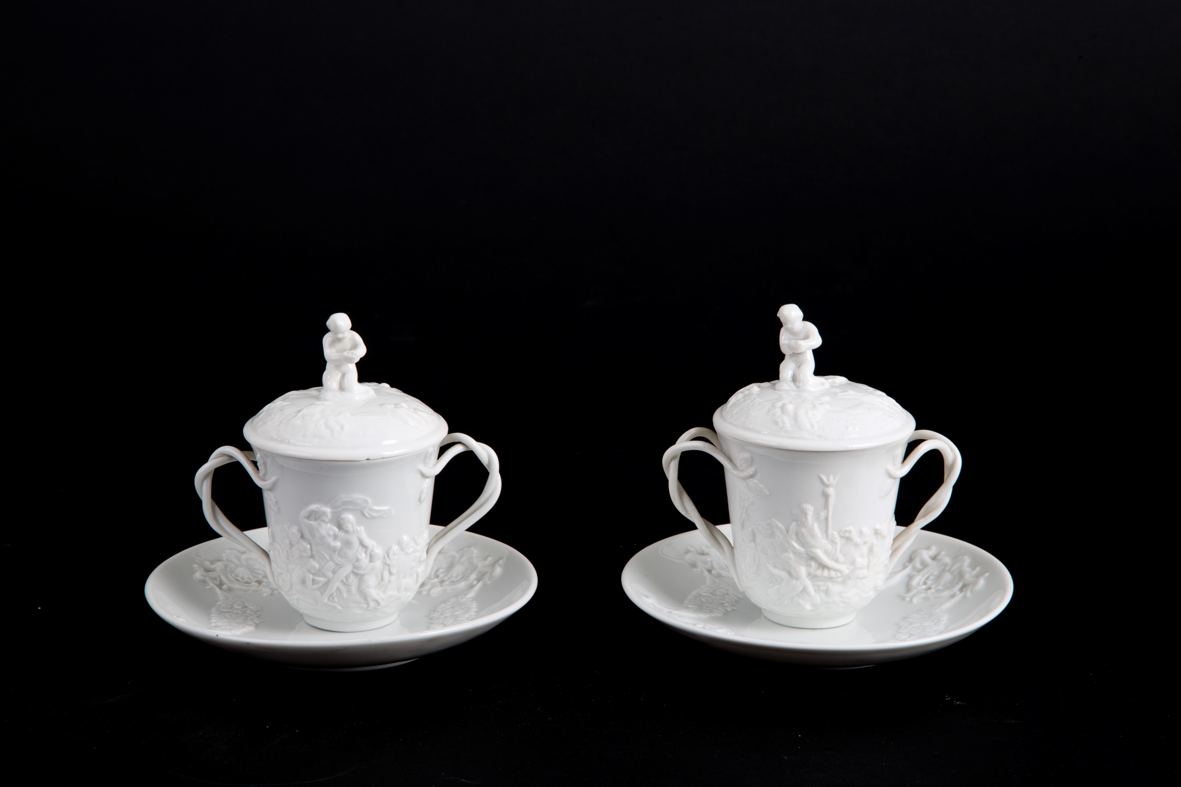 Coppia di tazzine da puerpera. CAPODIMONTE