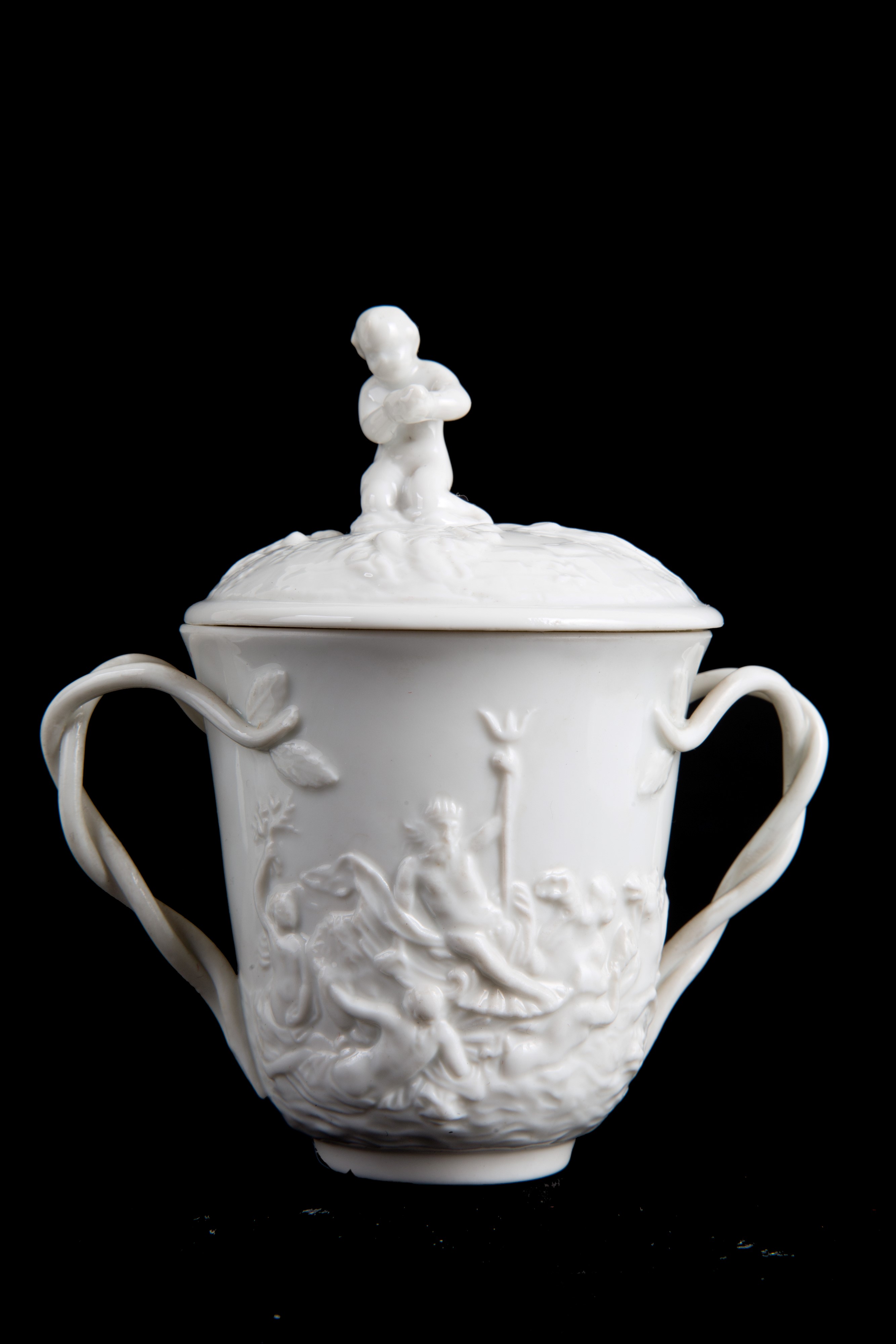 Coppia di tazzine da puerpera. CAPODIMONTE