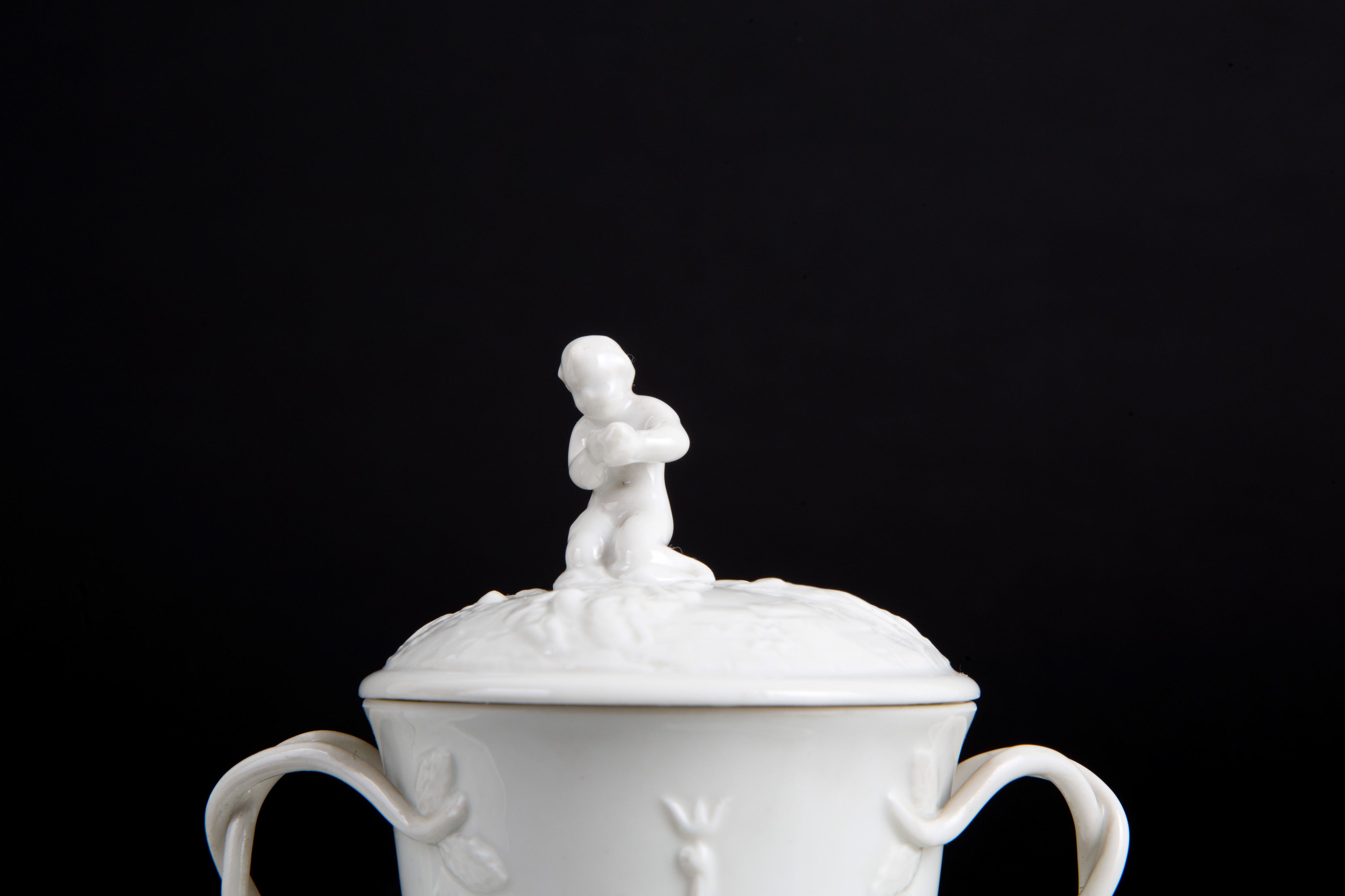 Coppia di tazzine da puerpera. CAPODIMONTE