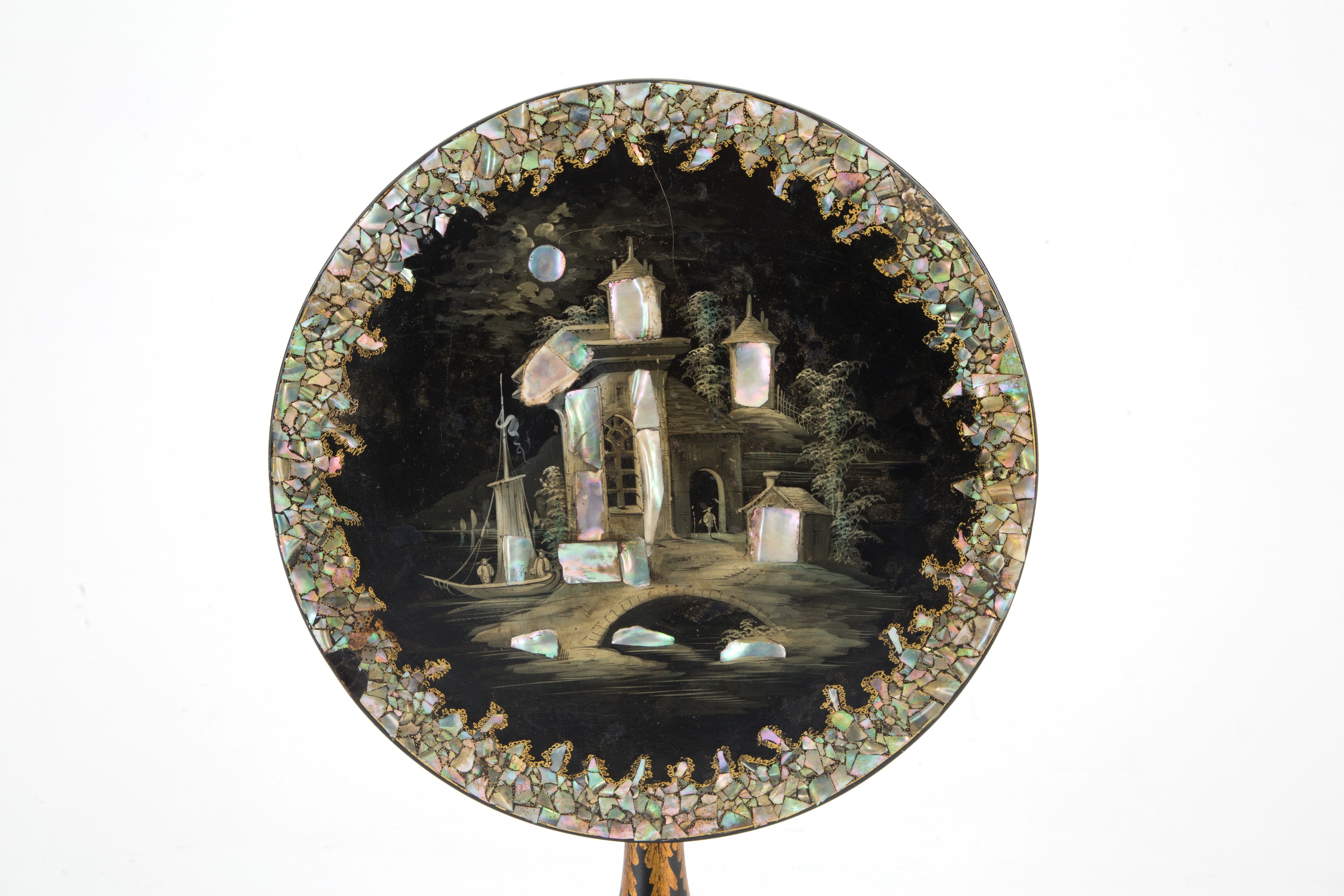 Tavolino a vela con intarsi in madreperla