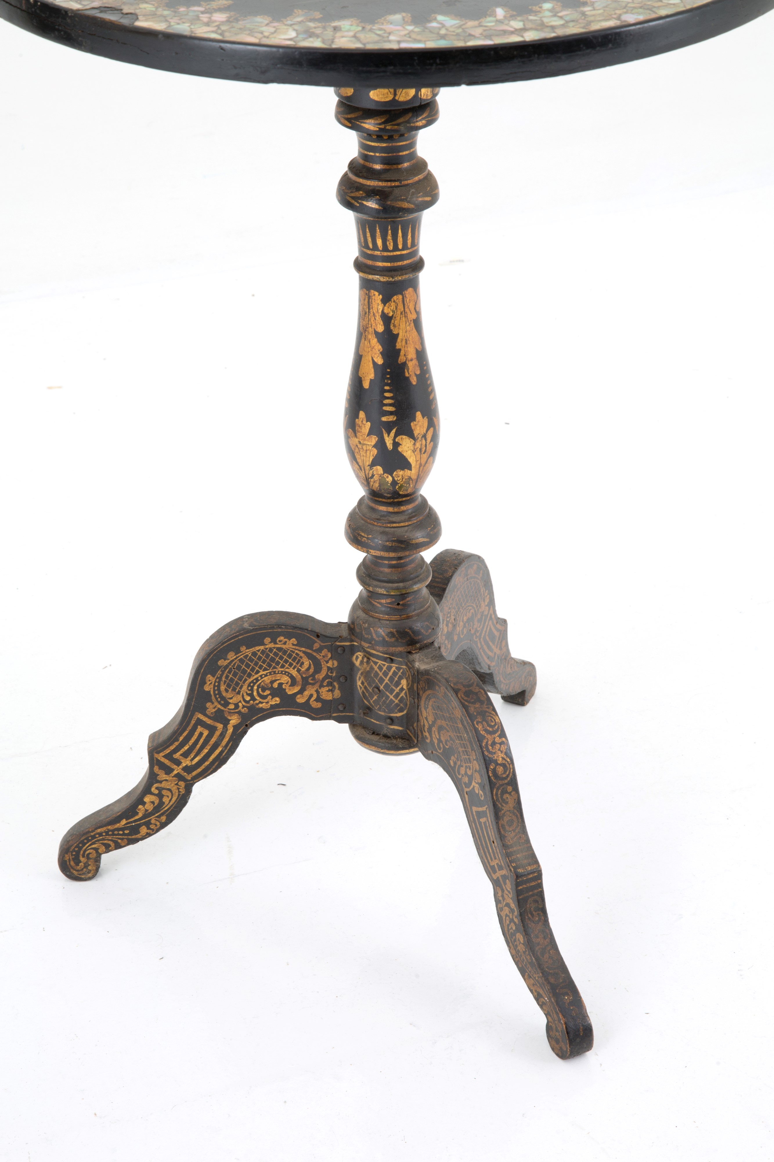 Tavolino a vela con intarsi in madreperla