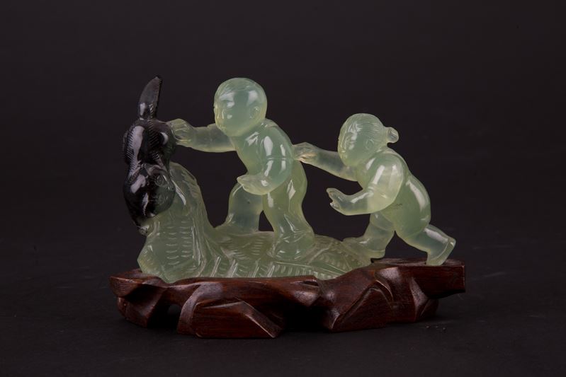 Scultura in giada "BAMBINI CHE GIOCANO CON UN GATTO"