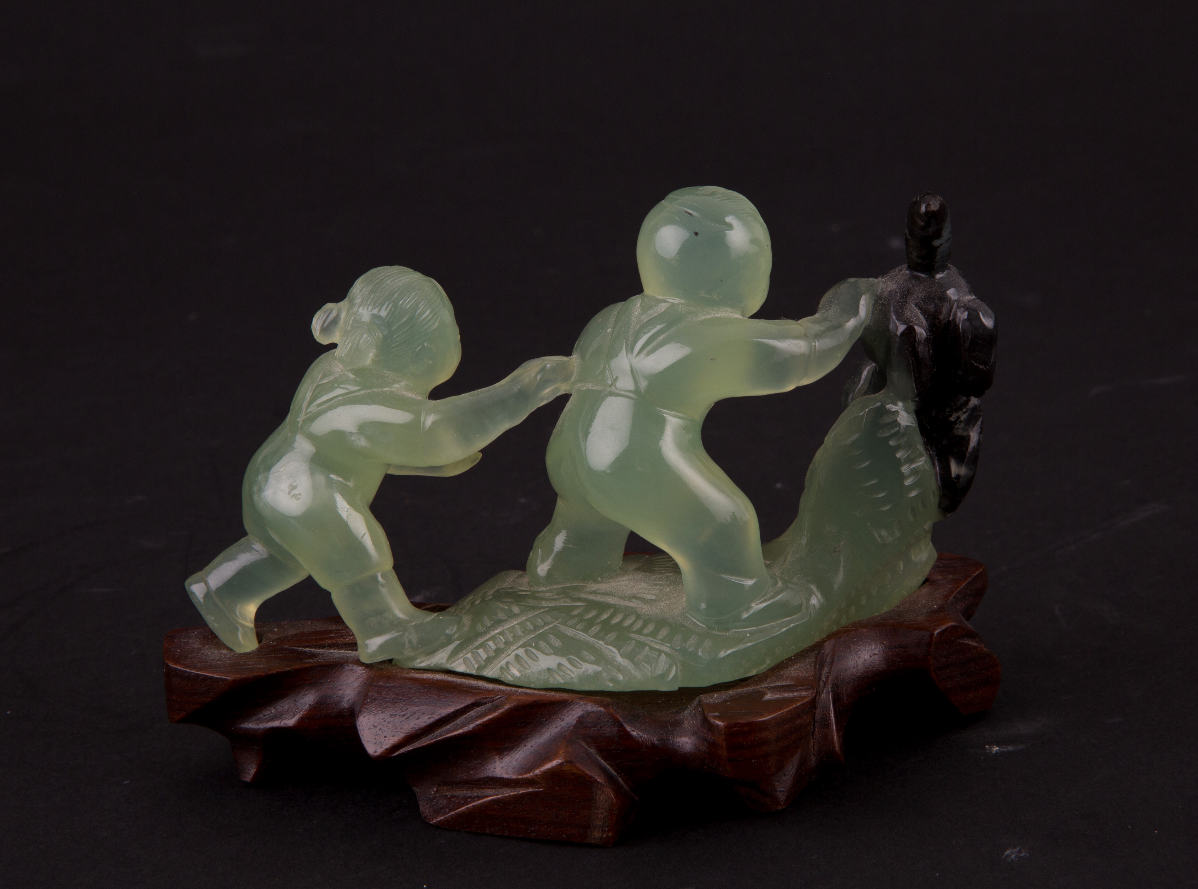 Scultura in giada "BAMBINI CHE GIOCANO CON UN GATTO"