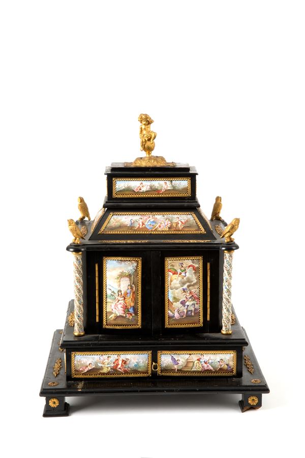 Piccolo monetiere in legno e smalto 