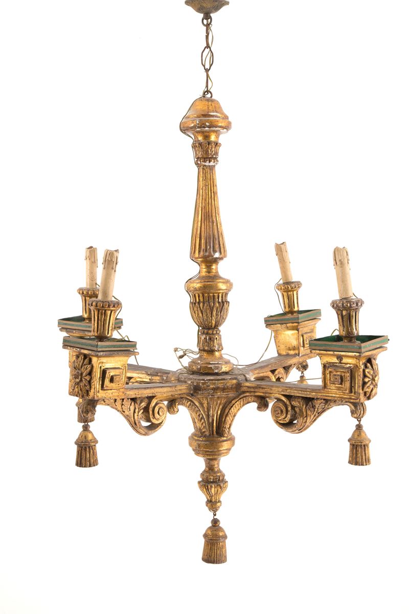 Lampadario in legno dorato